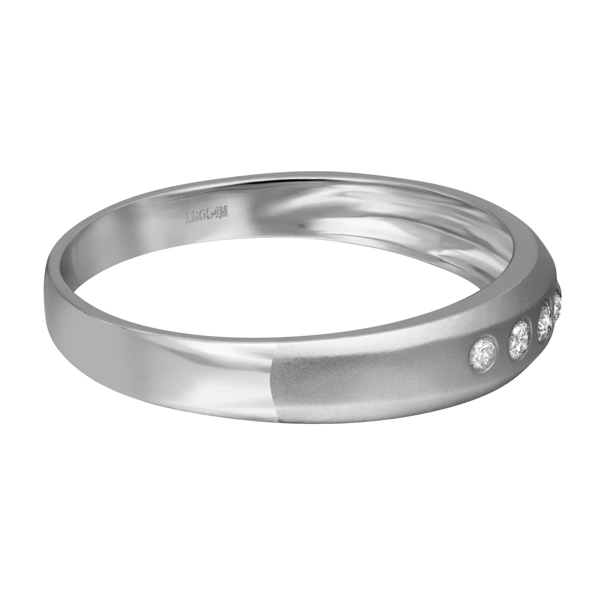 Klassischer Ehering für Herren mit 5 runden Diamanten im Brillantschliff mit einem Gewicht von 0,13 Karat. Gefertigt aus halb mattem und halb poliertem 14-karätigem Weißgold. Ring Größe 10. Breite: 4,5 mm. Gesamtgewicht: 2,86 Gramm. Wird in einer