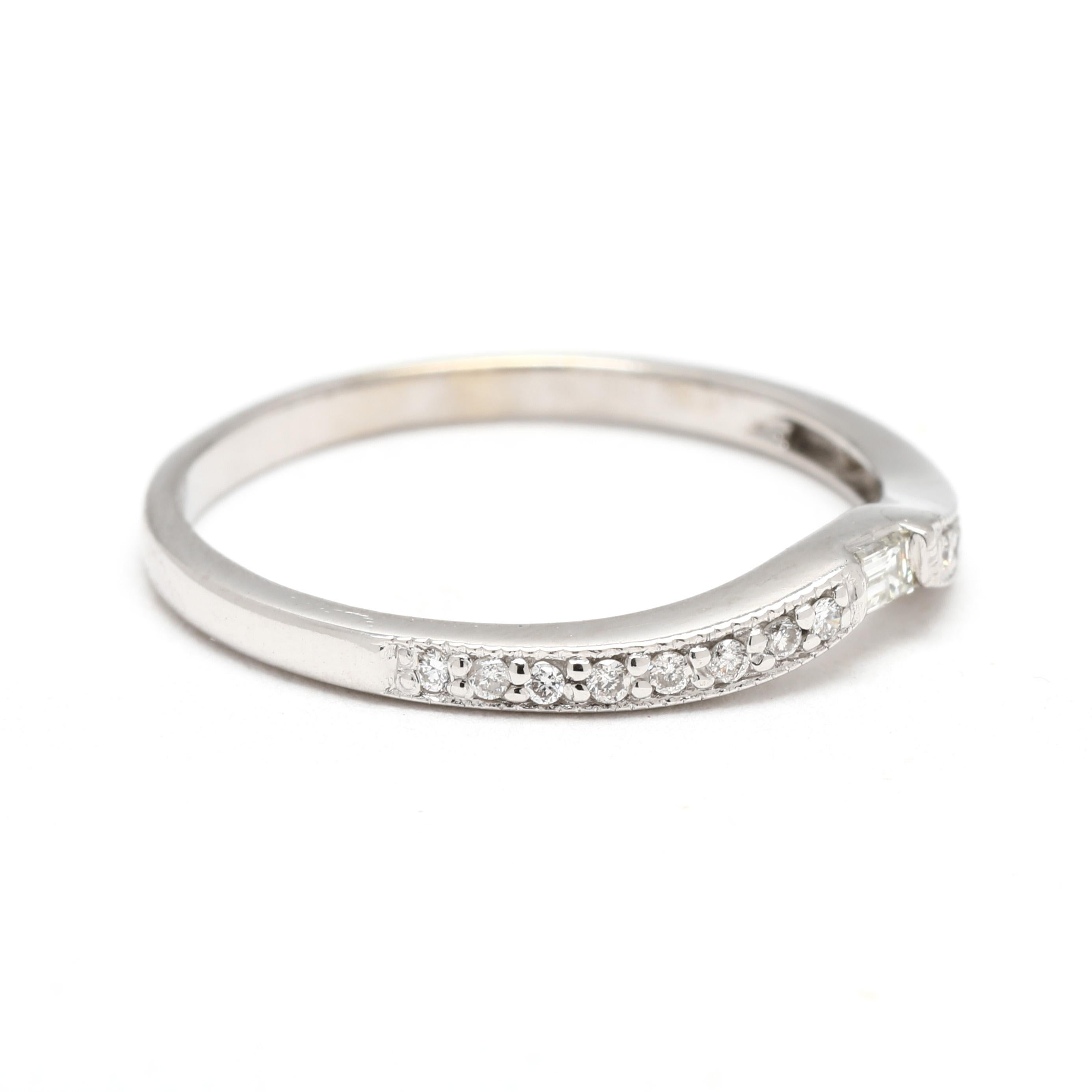 Steine:
Diamant
Baguette, 1 Stein
2,5 x 1,5 mm
etwa 0,05 Karat
rund brillant, 16 Steine
1.1 mm
etwa 0,08 Karat insgesamt
Farbe G - H, Reinheit VS2 - I1

Ring Größe 6.75

Erhebung vom Finger: 2.6 mm

Breite: 2.1 mm

Gewicht: 1 dwts/ 1,5
