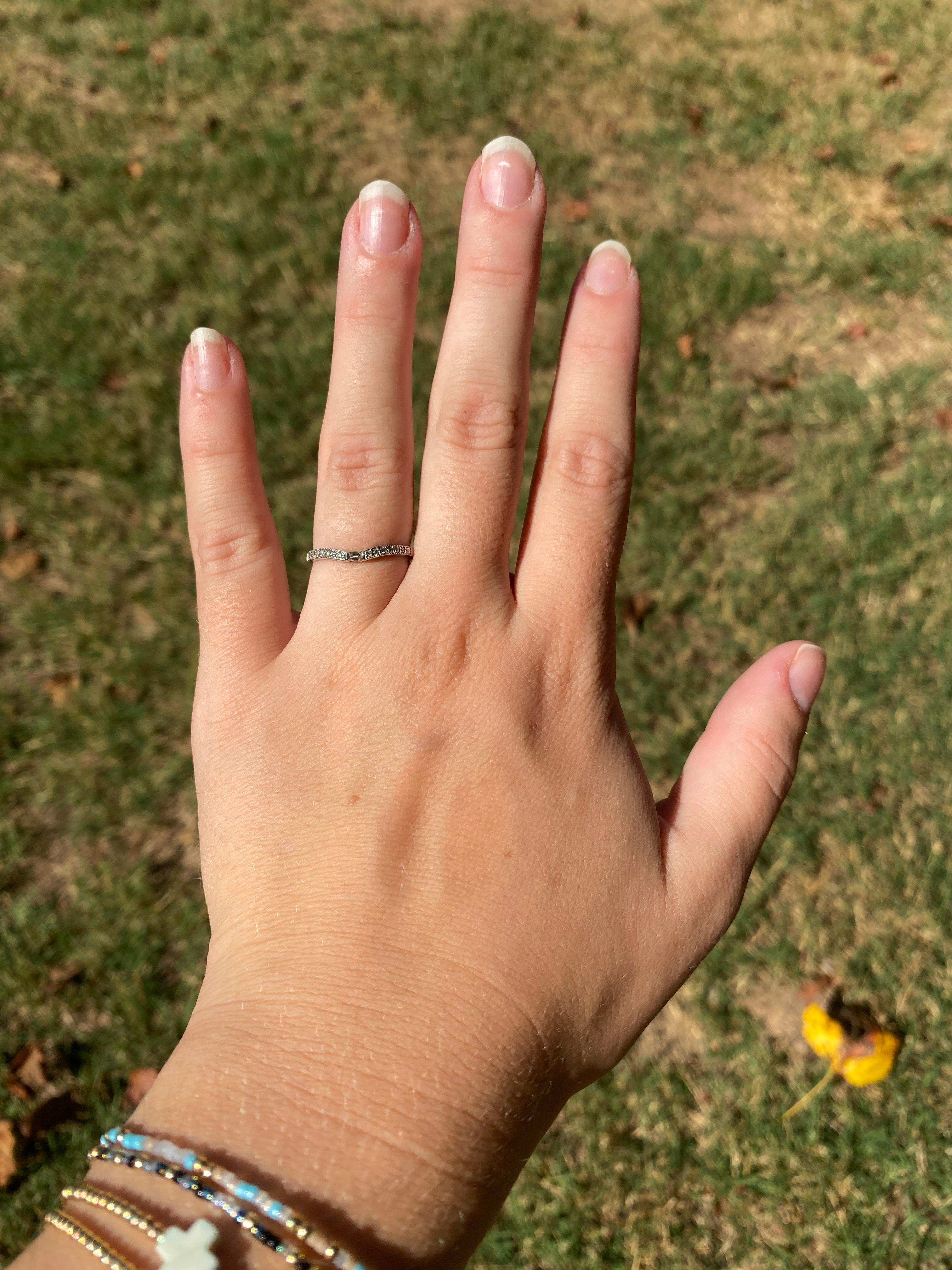 0,13ctw Diamond Curved Contour Band Ring, 14k Weißgold, Ringgröße 6,75 für Damen oder Herren im Angebot