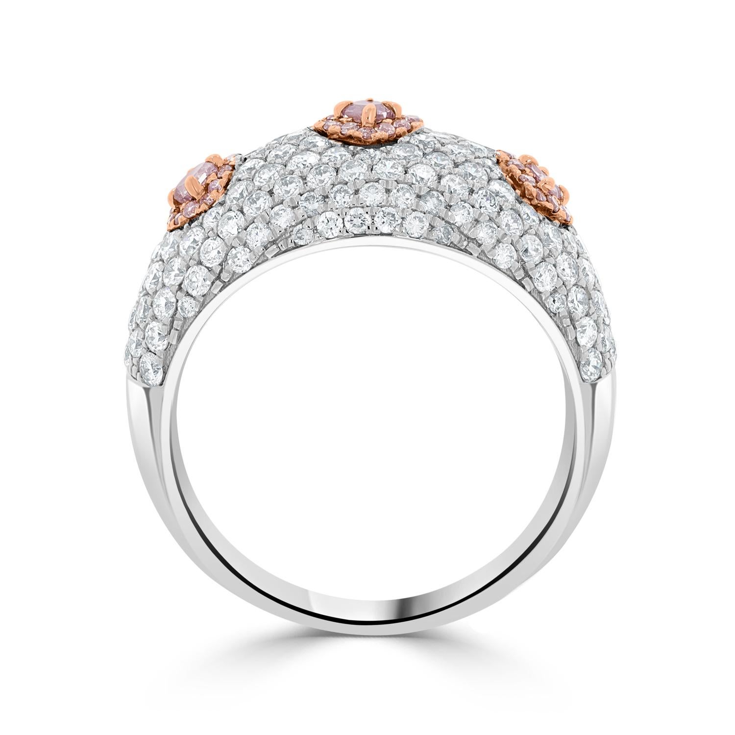 Cette bague en diamant rose sertie de diamants en or bicolore 14K est un bijou luxueux qui respire l'élégance et la sophistication. Le superbe diamant rose au centre de la bague est une pierre précieuse et rare qui ne manquera pas d'attirer