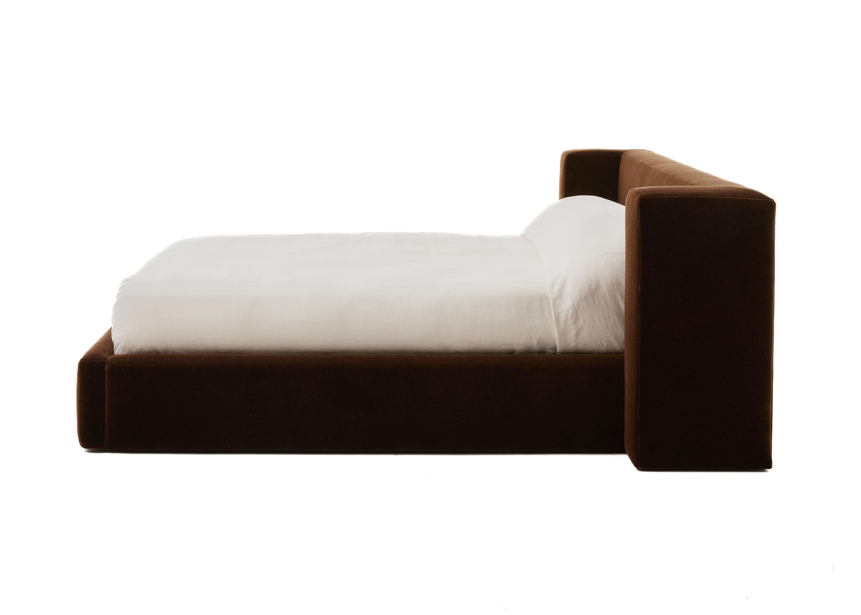 014 Commune Bett - Queen - Leinen oder Samt (amerikanisch) im Angebot