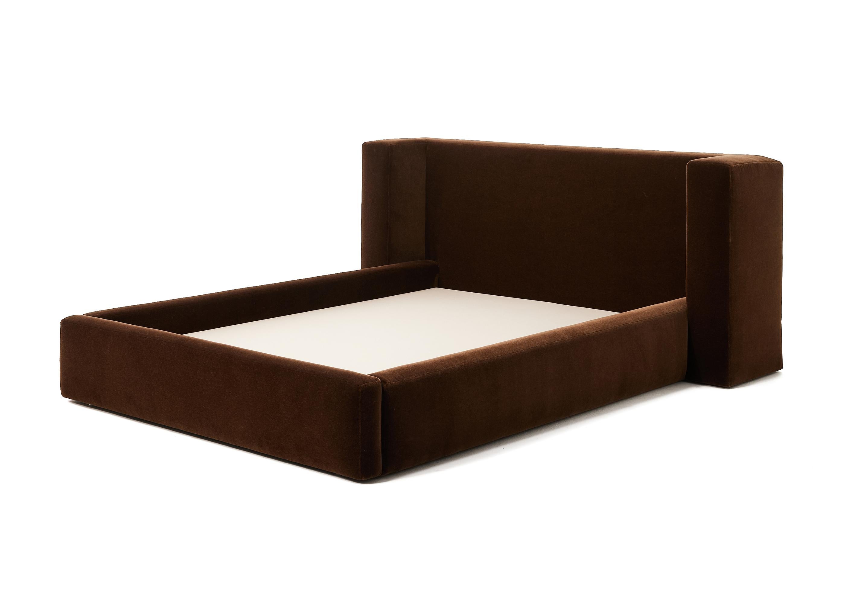 014 Commune Bett - Queen - Leinen oder Samt im Angebot 1