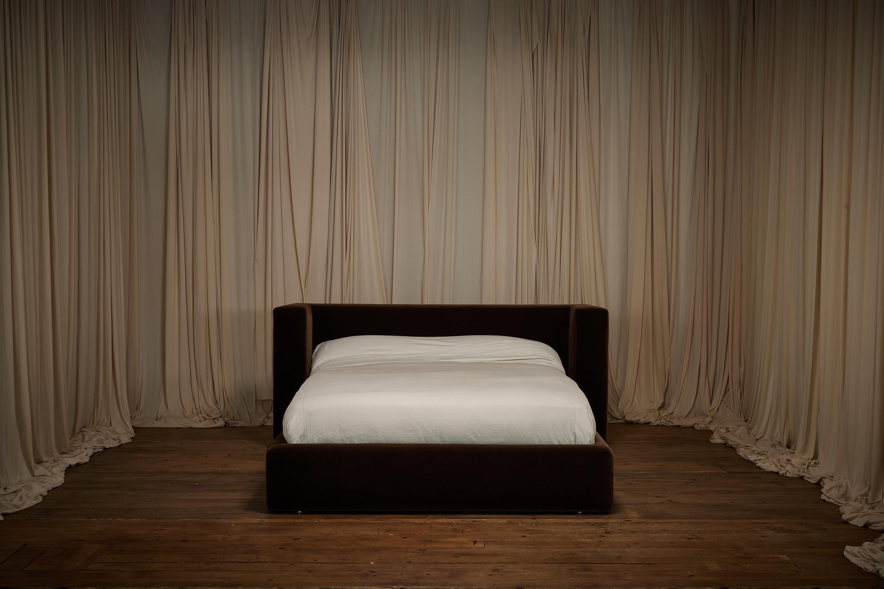 014 Commune Bett - Queen - Leinen oder Samt im Angebot 2