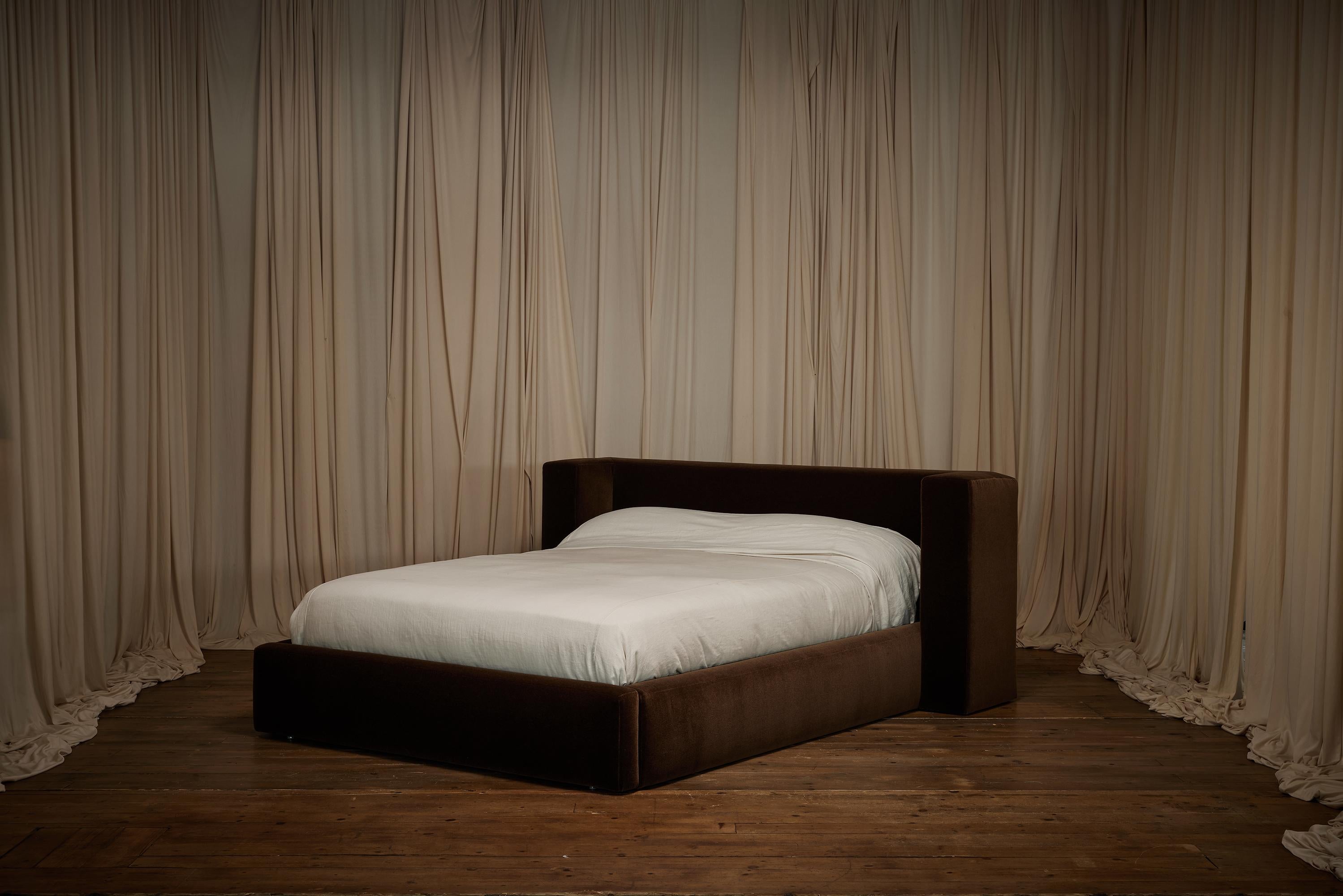 014 Commune Bett - Queen - Leinen oder Samt im Angebot 3