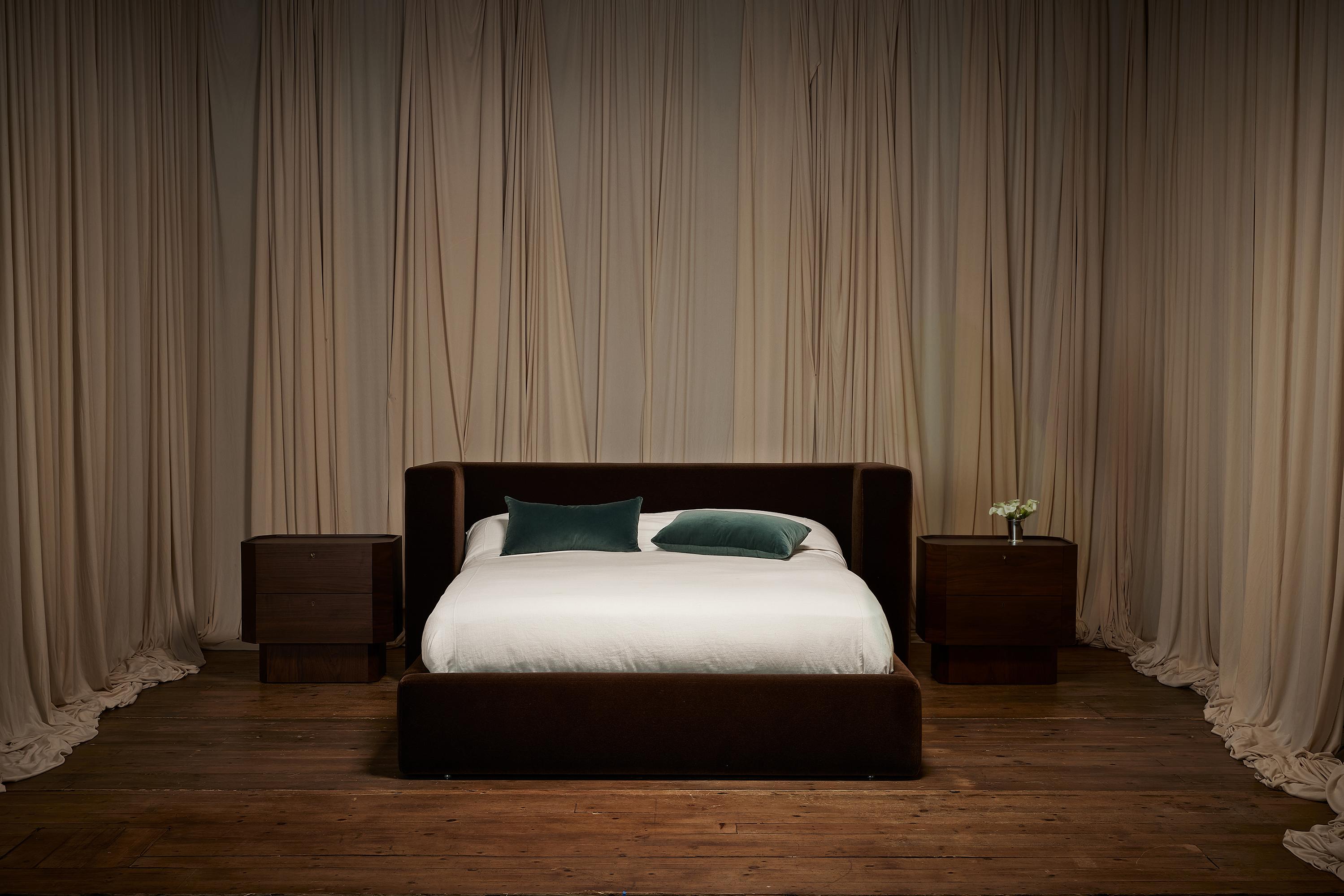 014 Commune Bett - Queen - Leinen oder Samt im Angebot 4