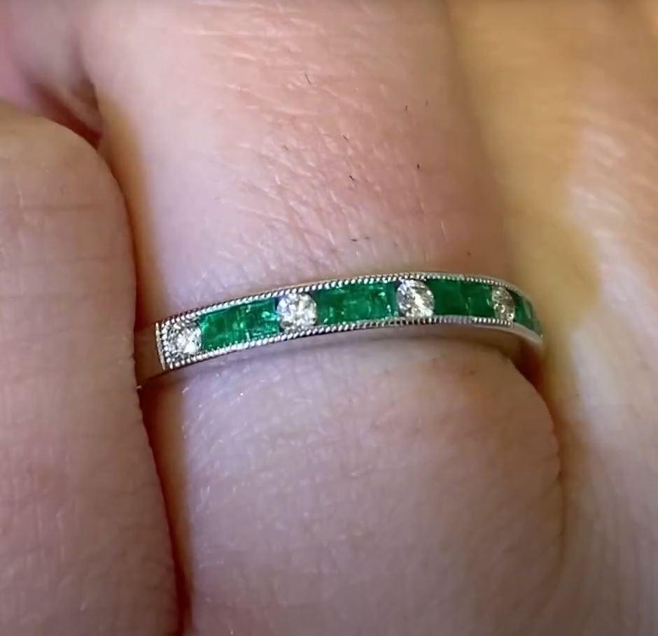 0.14ct Diamond & 0.30ct Natural Emerald Band Ring, Platinum In Excellent Condition For Sale In New York, NY
