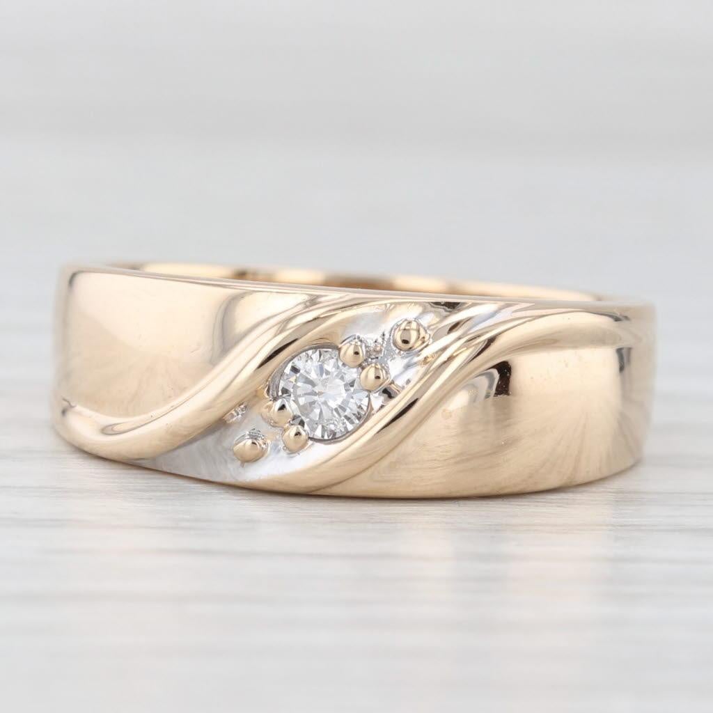 0.14ctw Diamond Men's Wedding Band 14k Yellow Gold Size 10 Ring In Good Condition For Sale In McLeansville, NC