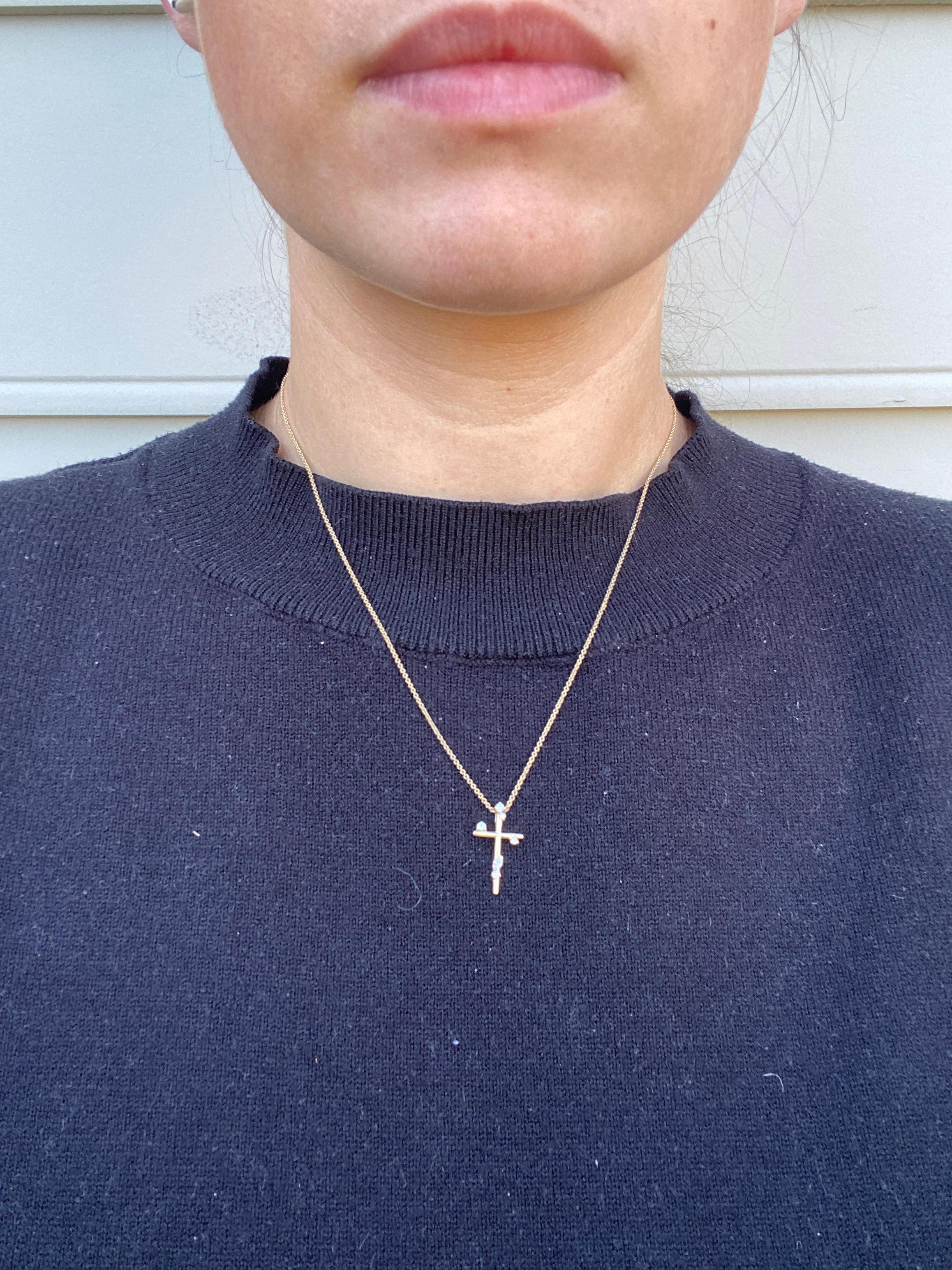 da uomo o donna Ciondolo a croce con diamante piccolo da 0,14 carati, oro giallo 14k, lunghezza 18 pollici in vendita