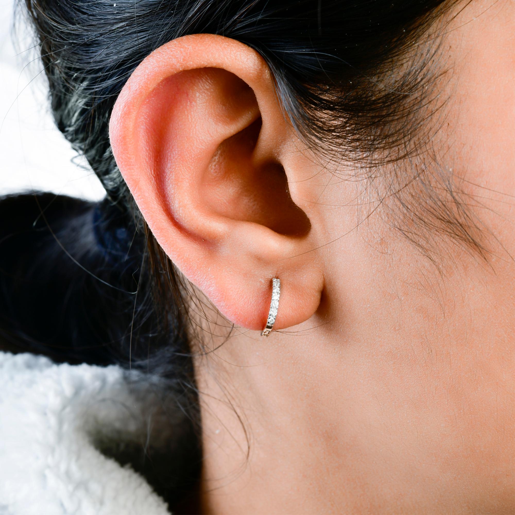 Pendientes de aro con pavé de diamantes de 0,15 quilates Oro rosa de 18 quilates Joyería fina hecha a mano en Nuevo estado para la venta en Diera, Dubai