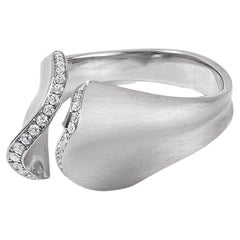 Bague en platine sculpturale couture contemporaine avec diamants 0,15 carat