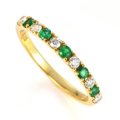Anillo de media eternidad de oro de 18 quilates con esmeralda natural y diamantes de 0,15 quilates