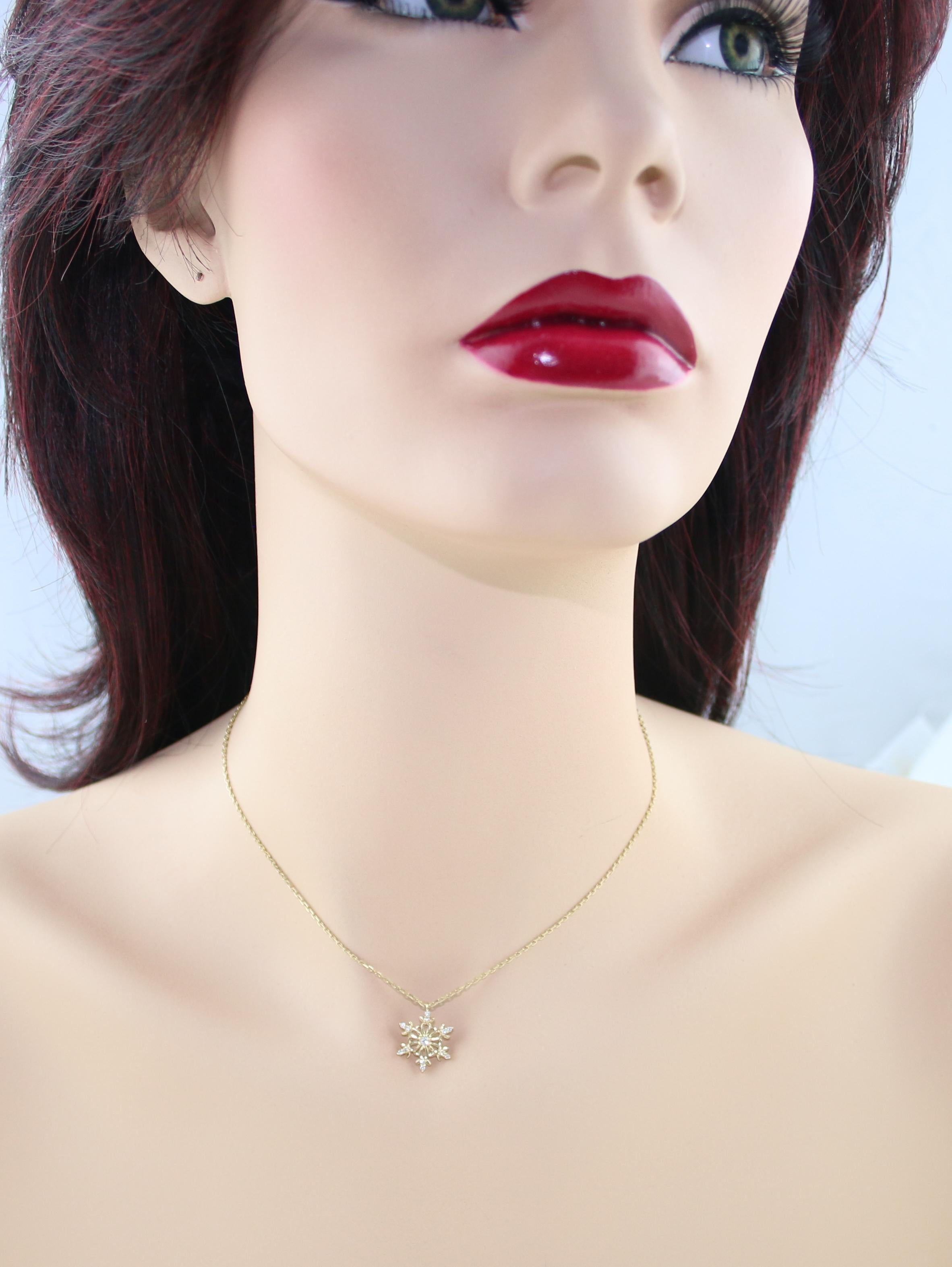 Contemporary 0.15 Carats Diamond & Yellow Gold Snowflake Pendant Chain Necklace