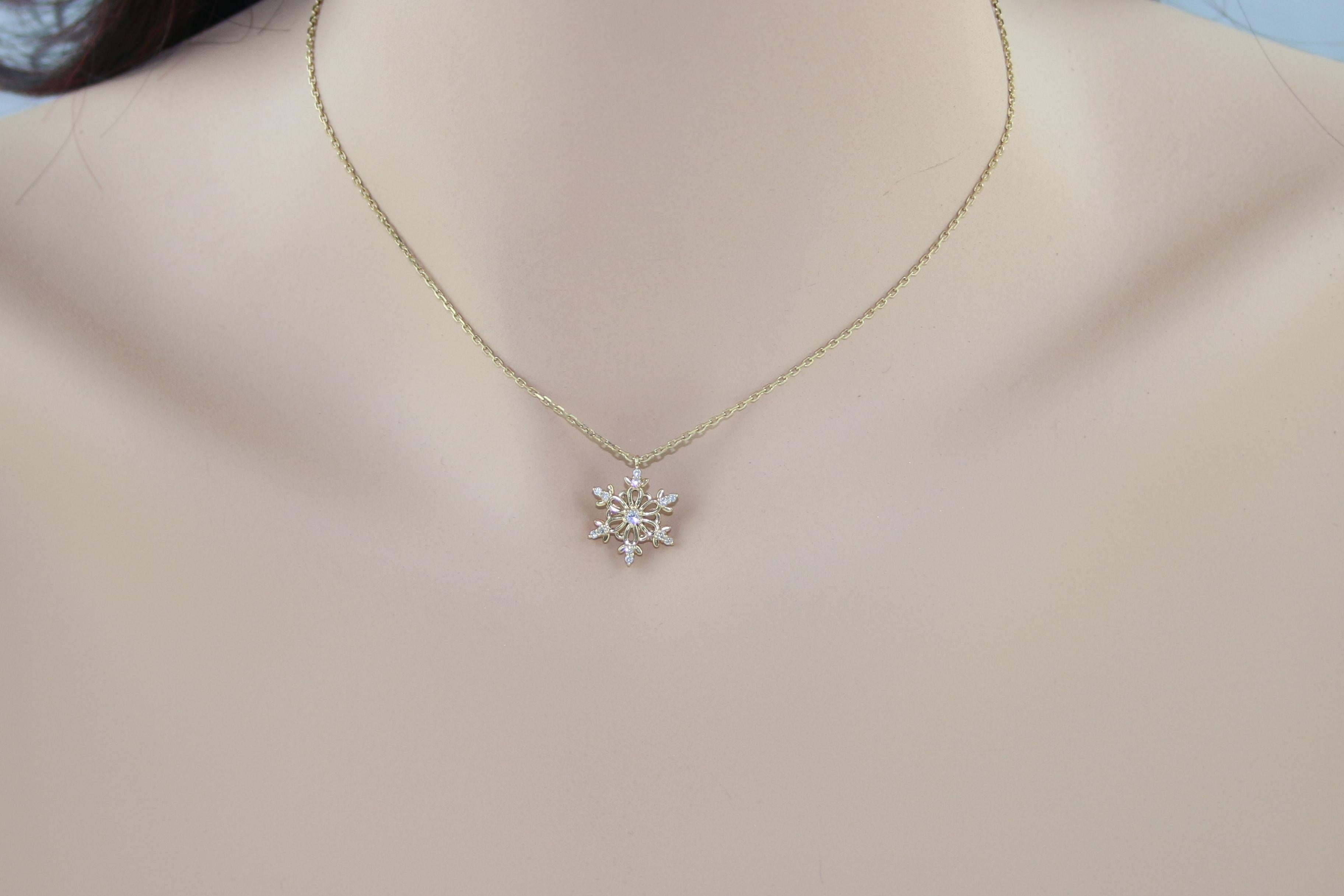 0.15 Carats Diamond & Yellow Gold Snowflake Pendant Chain Necklace In New Condition In New York, NY