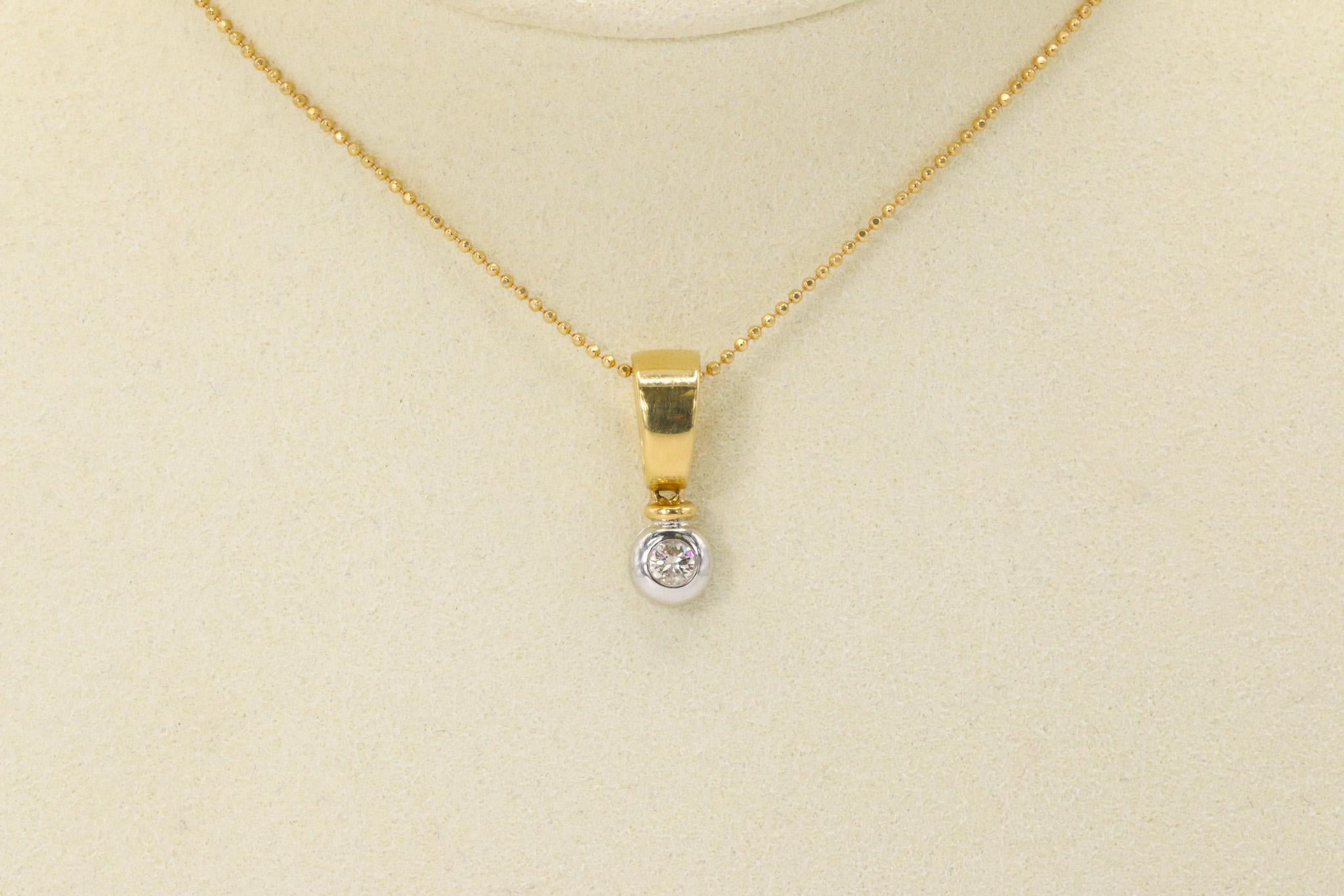 Collana con ciondolo in oro bicolore 14k con diamante rotondo brillante da 0,15 CT

Questa squisita collana cattura il perfetto equilibrio tra eleganza e scintillio. Caratterizzato da un diamante naturale rotondo da 0,15 carati con taglio a
