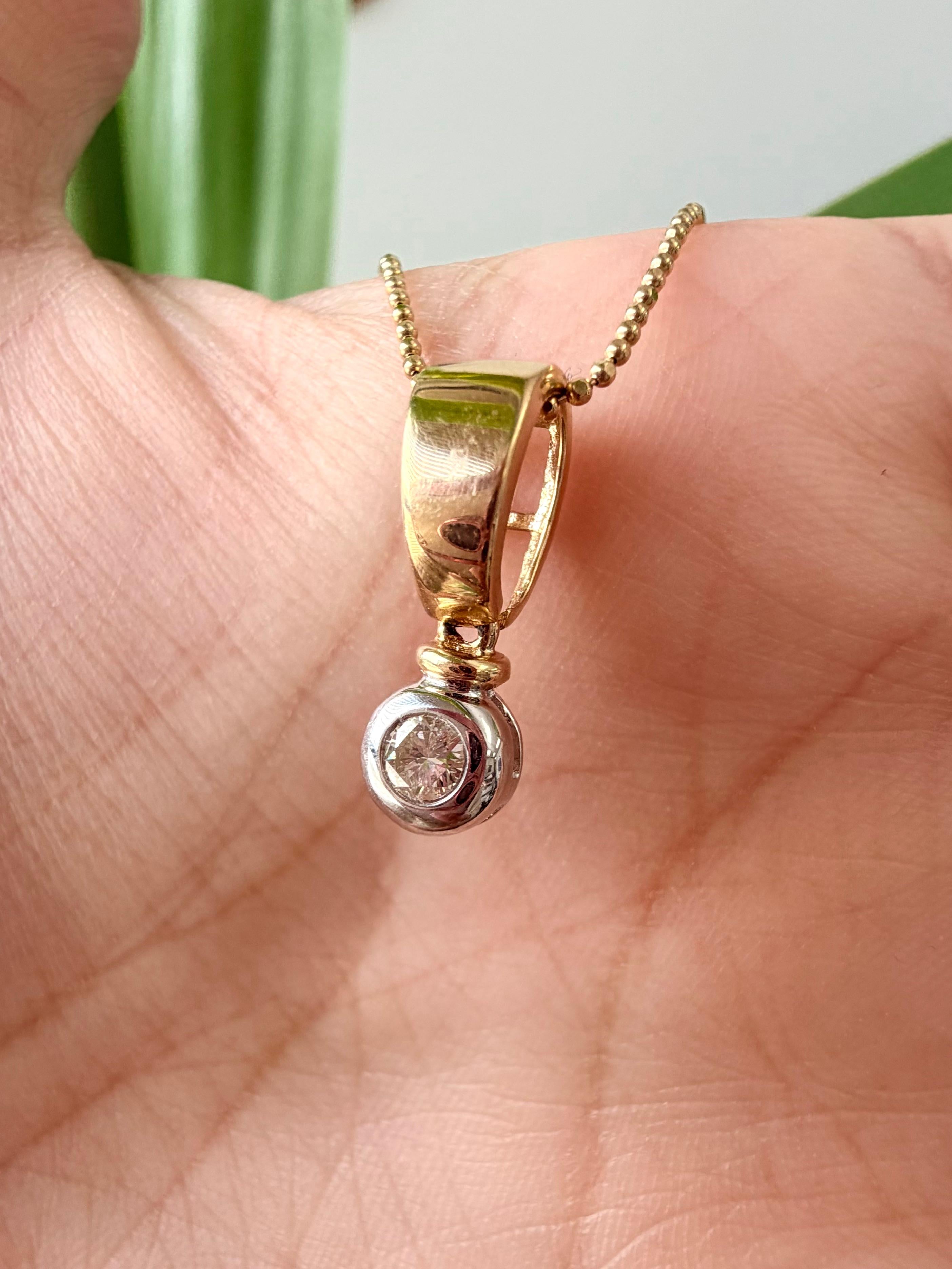Collana con ciondolo in oro bicolore 14k con diamante rotondo brillante da 0,15 CT In condizioni Nuovo a Houston, TX