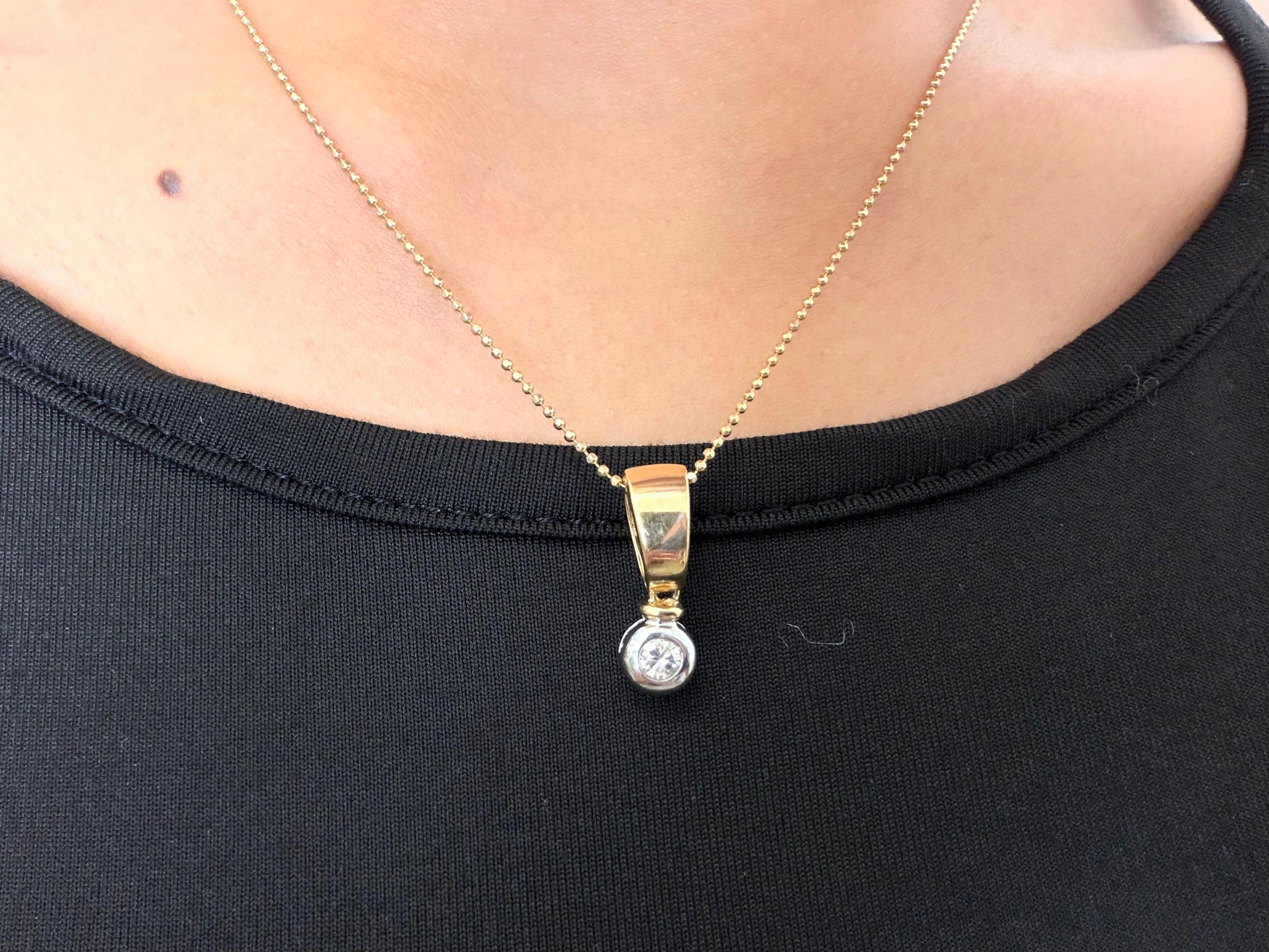 Donna Collana con ciondolo in oro bicolore 14k con diamante rotondo brillante da 0,15 CT