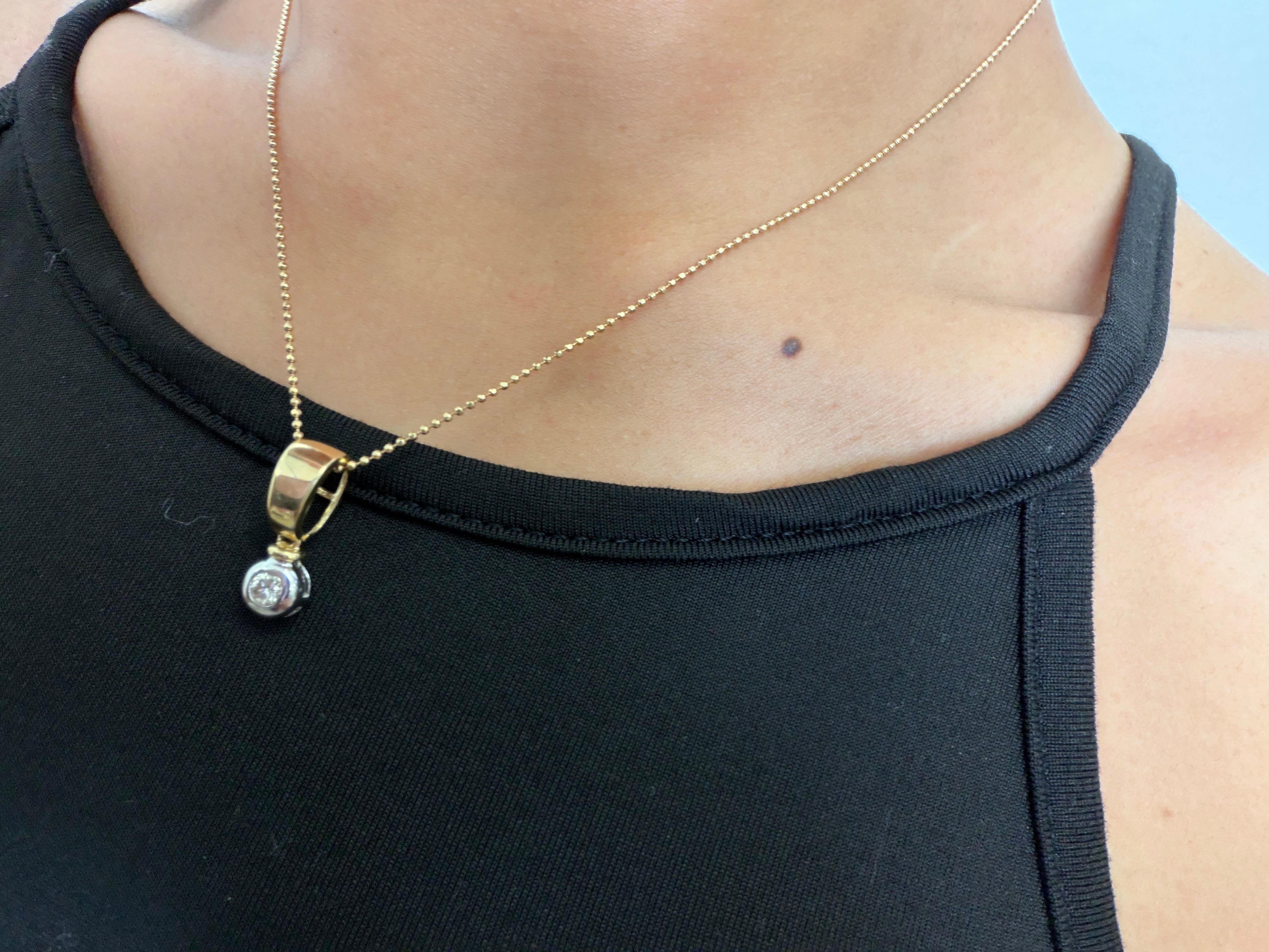 Collana con ciondolo in oro bicolore 14k con diamante rotondo brillante da 0,15 CT 1