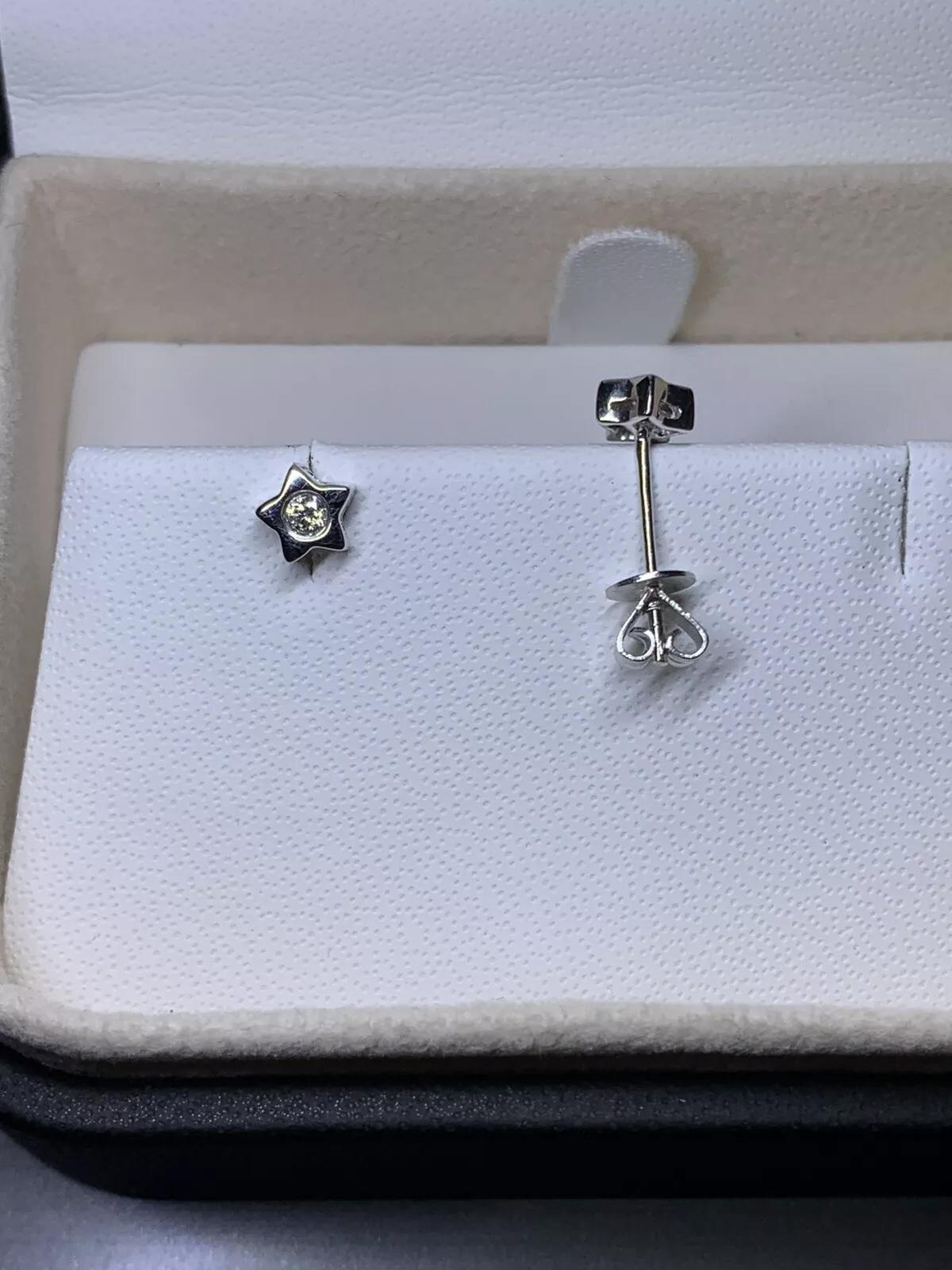 Orecchini a stella con diamante da 0,15 carati in oro bianco 18 carati. 

Orecchini a perno con diamante rotondo a forma di stella in oro bianco 18 ct.

Orecchini con diamanti di alta qualità e gioielli su misura.

Con marchio di garanzia.

Diamanti