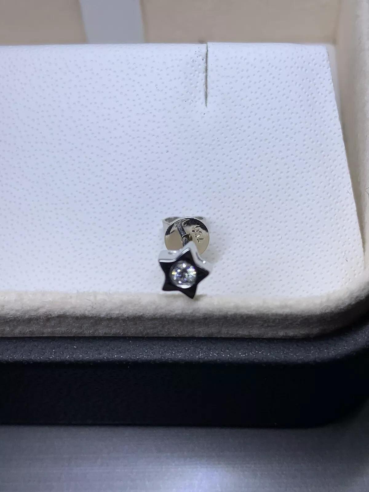 Taglio rotondo Orecchino con borchie solitario con diamante da 0,15 ct. in oro bianco 18 ct. in vendita