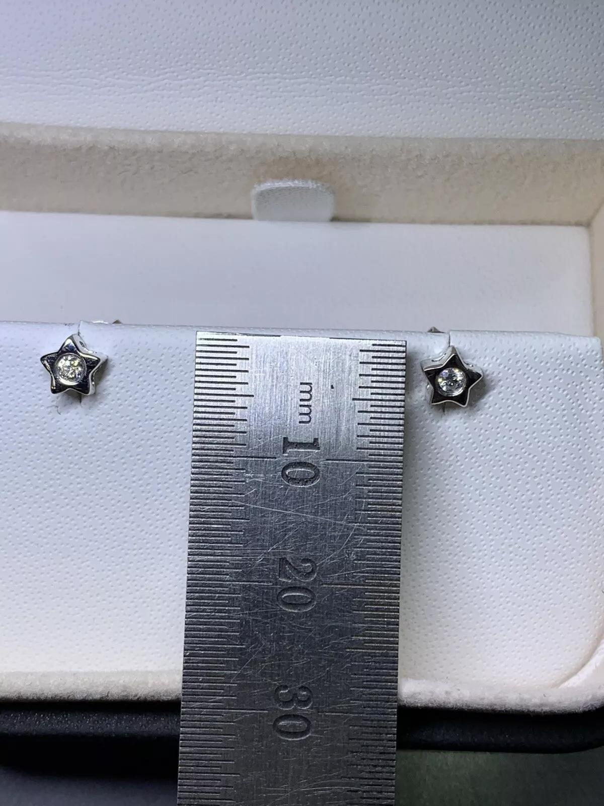 Orecchino con borchie solitario con diamante da 0,15 ct. in oro bianco 18 ct. In condizioni Nuovo in vendita a London, GB