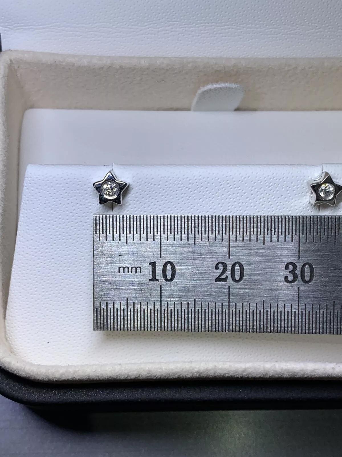da uomo o donna Orecchino con borchie solitario con diamante da 0,15 ct. in oro bianco 18 ct. in vendita