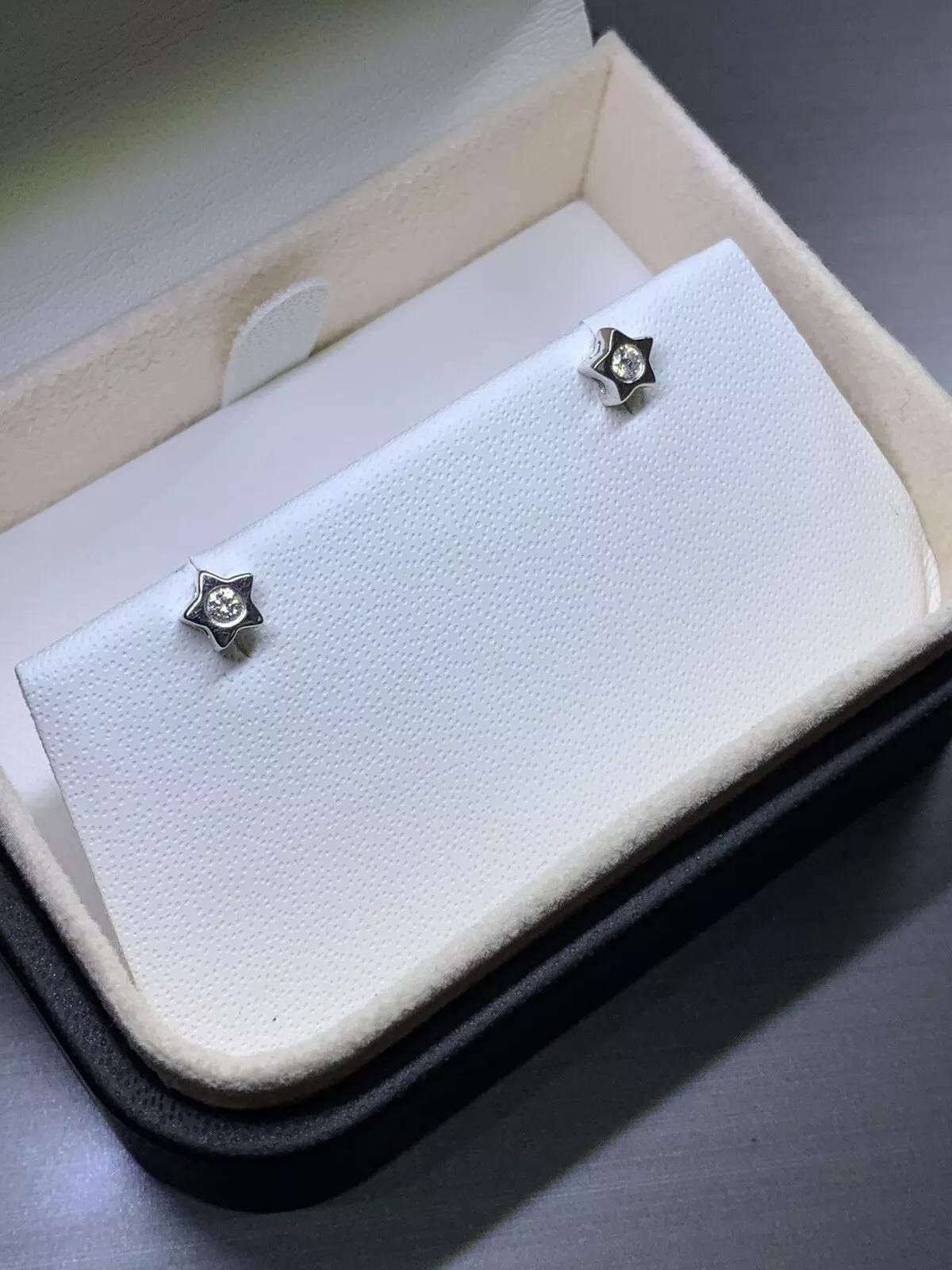 Orecchino con borchie solitario con diamante da 0,15 ct. in oro bianco 18 ct. in vendita 1