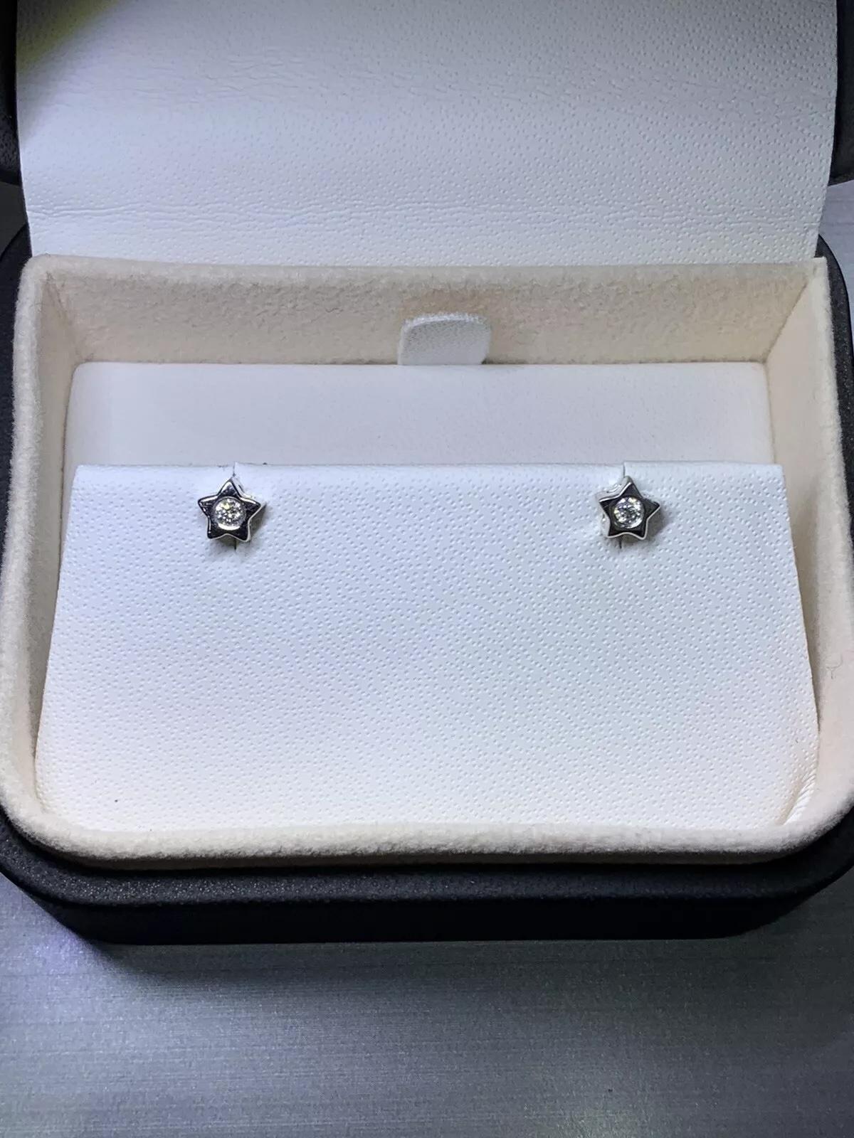 0,15 ct Diamante solitario grueso pendiente de oro blanco de 18 ct