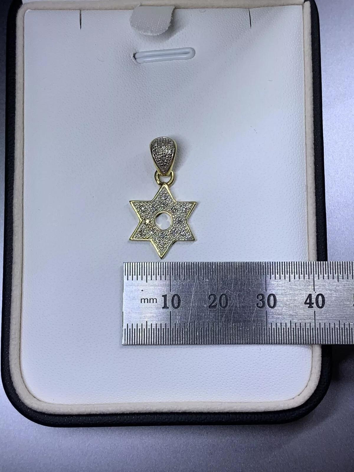 Veuillez noter qu'aucune chaîne n'est incluse, seul le pendentif l'est.

Pendentif étoile de David en or jaune 18 carats avec 0,15 carats de diamant.

Pendentif étoile de David breloque juive avec diamants

Diamants d'un poids total de 0,15 ct de