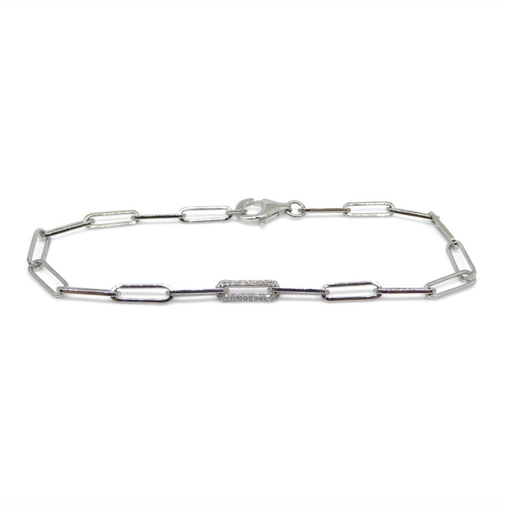 Voici le bracelet en chaîne à trombones et diamants de 0,15ct, un bijou époustouflant qui allie sans effort l'élégance et le style contemporain. Réalisé avec une attention méticuleuse aux détails, ce bracelet est serti en vermeil d'or blanc 0,925,
