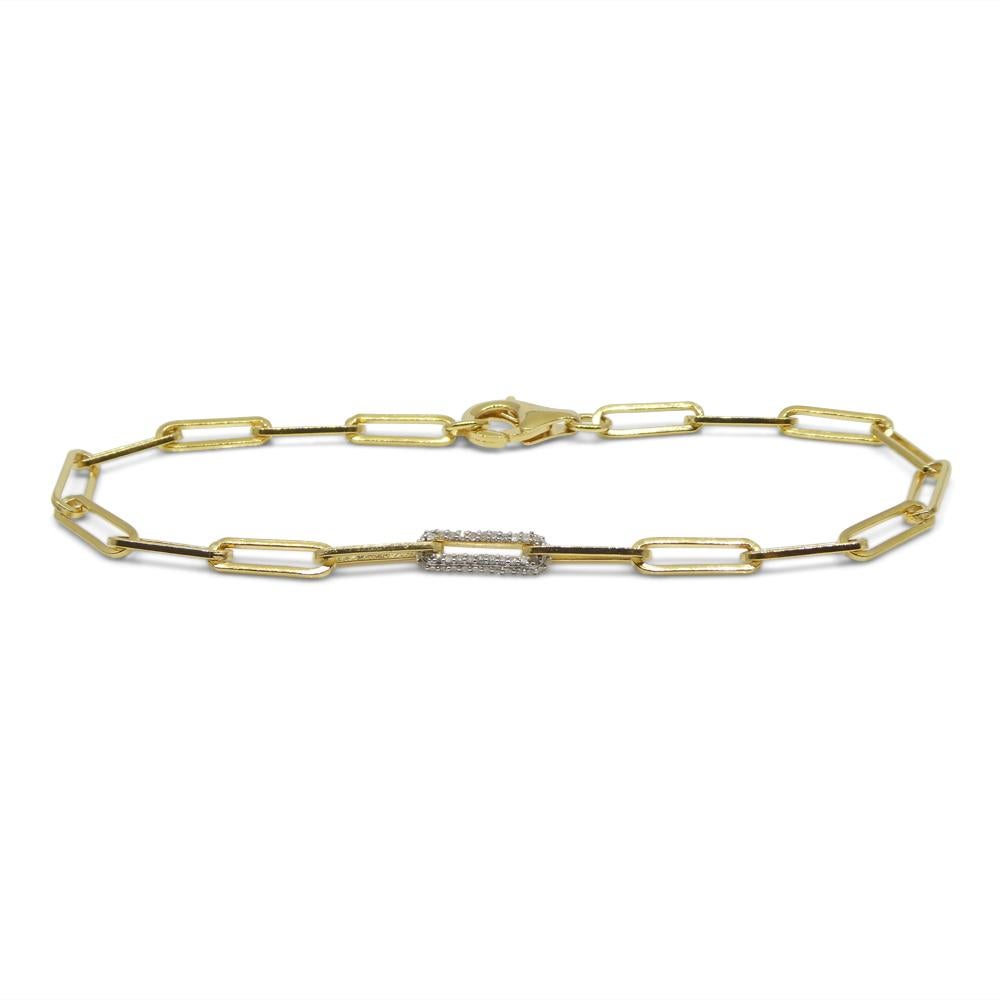 Wir präsentieren das 0,15 Karat Diamant-Büroklammer-Kettenarmband, ein atemberaubendes Schmuckstück, das mühelos Eleganz und zeitgenössischen Stil vereint. Dieses mit viel Liebe zum Detail gefertigte Armband ist aus 0,925er Gelbgold Vermeil