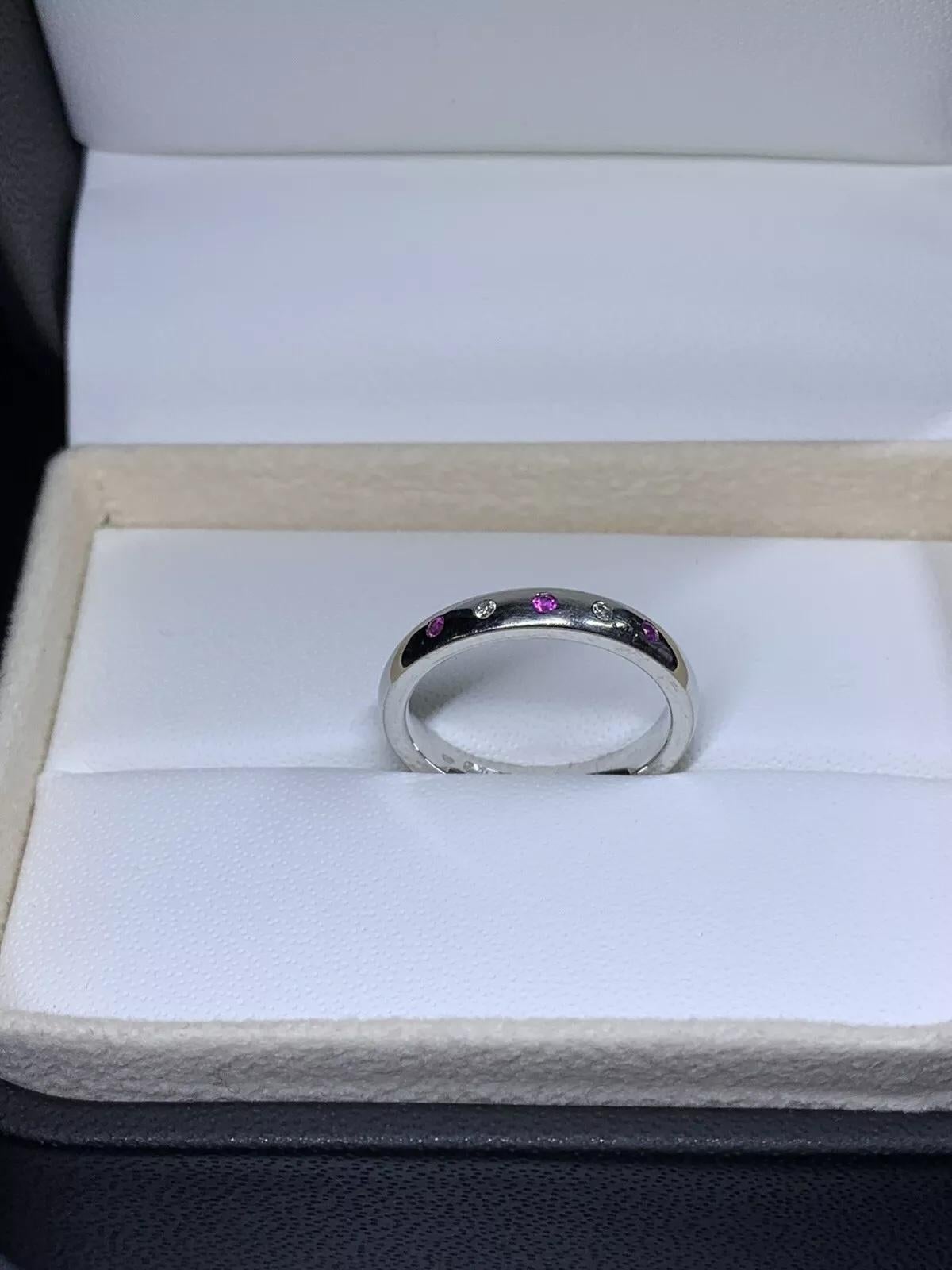 0.15ct Diamond pink spphire engagement ring 18k white gold.

Alliance classique en or blanc 18ct.

Alliance de diamants et de saphirs en or blanc 18ct.

Taille L.

Poinçonné.

La bague peut être redimensionnée.

Saphir rose et diamants naturels