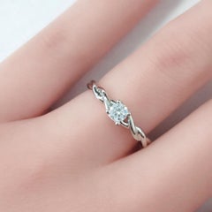 Anello in oro 18 carati con solitario di diamante da 0,15 carati e spalla a torsione