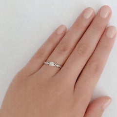 0,15ct Diamant Solitär 18 Karat Gold Ring mit Twist Shoulder