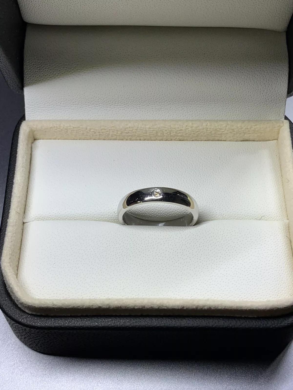 0.15ct Round diamond plain wedding ring 18ct white gold. Plain wedding band in white gold with round brilliant cut diamond. 

4.6g

3.83 width

Hallmarked

Diamond 0.15ct F colour VS1 clarity

The ring can be resized

Box and valuation