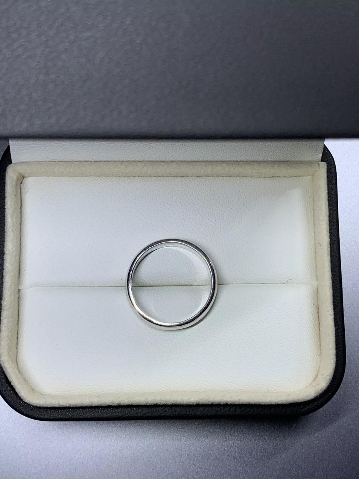0.15ct Diamond solitaire unisex engagement ring 18ct white gold In New Condition For Sale In London, GB