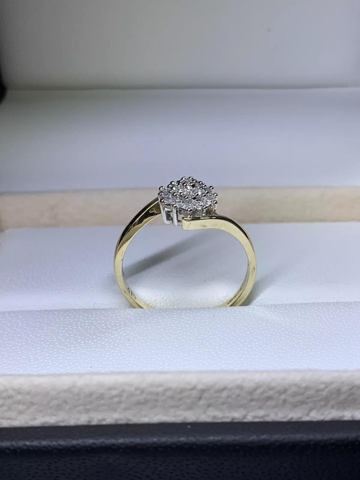 Round Cut 0.15ct Diamond twisted chunky solitaire engagement ring in 9ct yellow gold For Sale