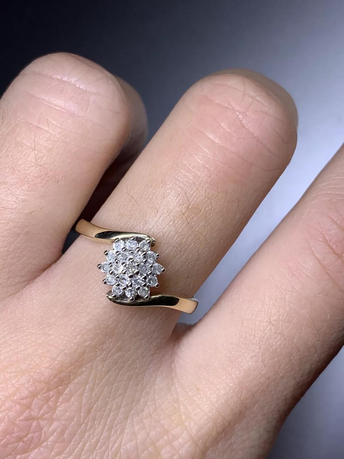 0.15ct Diamond twisted chunky solitaire engagement ring in 9ct yellow gold In New Condition For Sale In London, GB