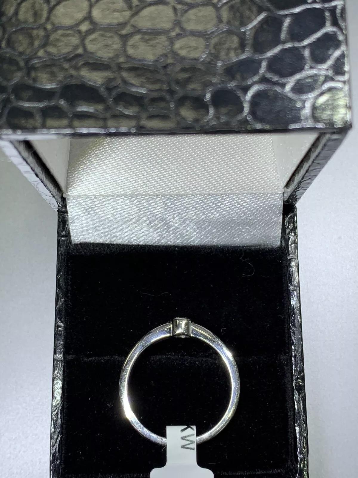 0.15ct Diamond Wedding Band Unisex en or blanc 18K.
Taille de bague UK - O
Poids du diamant 0,15 F couleur VS1 clarté.

La boîte et l'évaluation sont incluses