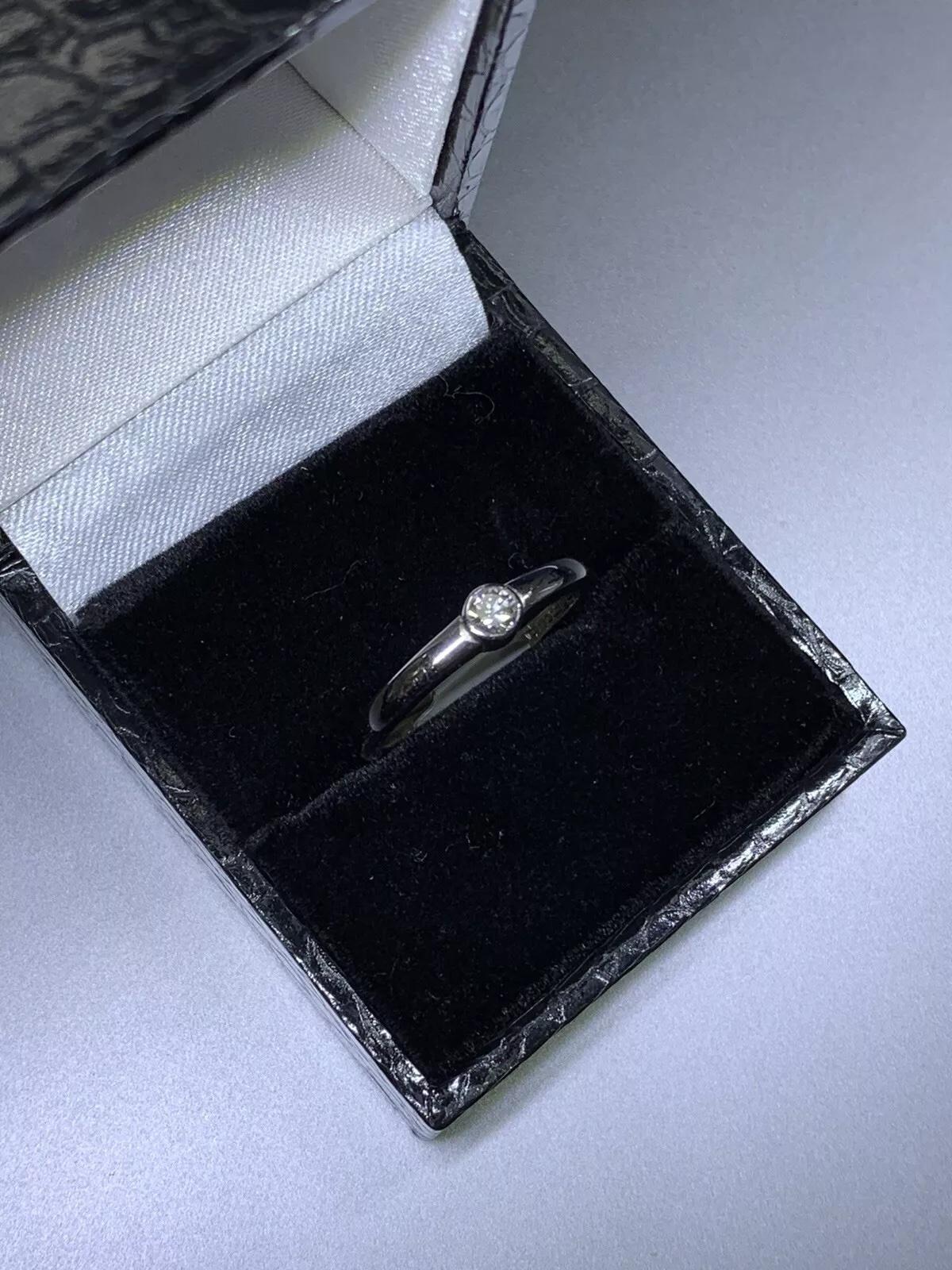 Alliance unisexe en or blanc 18 carats et diamants 0,15 carat Pour femmes en vente