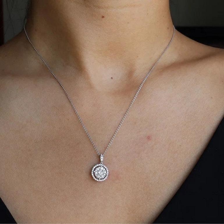 Colgante de diamante natural principal de 0,15 qt y acento de 0,30 qt en Excelente estado para la venta en Singapore, SG