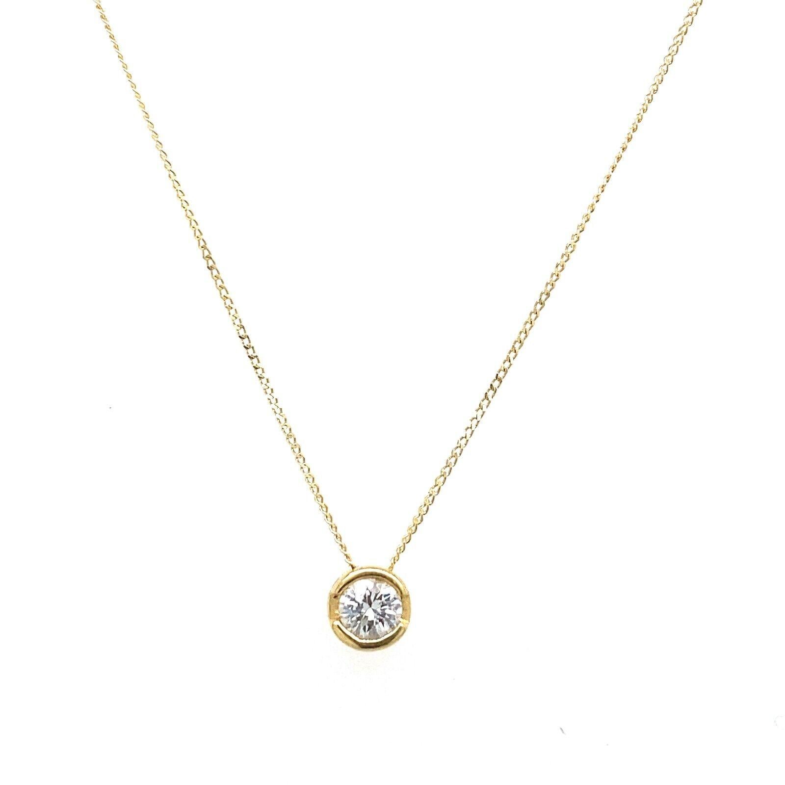Este conjunto de collar incluye 1 diamante redondo natural de talla brillante con un peso total de 0,15 ct. El diamante está engastado en oro amarillo de 18 ct, y la longitud total del collar es de 16