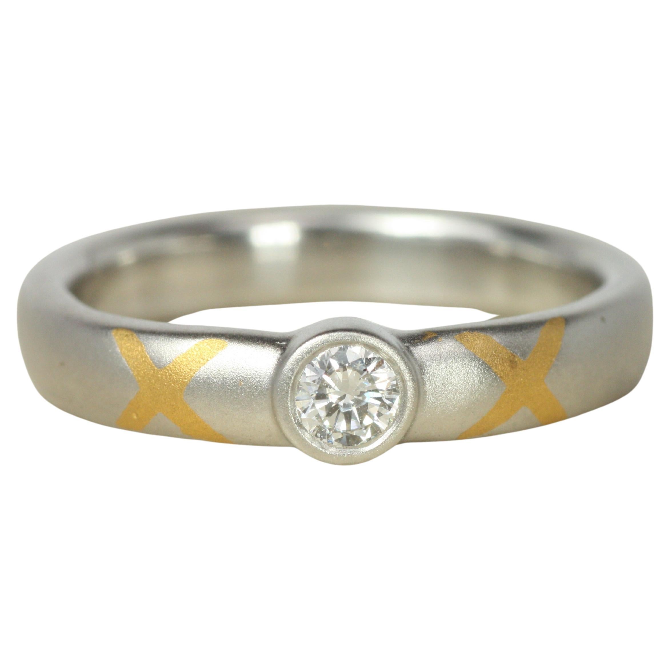 Anello a fascia con solitario di diamanti rotondi da 0,15 carati in platino e oro giallo 24 carati Design/One