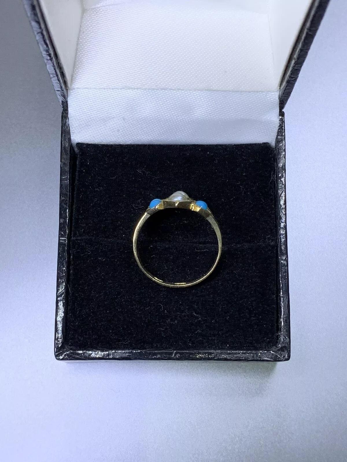 0,15 ct Anillo Victoriano de Diamantes de Corte Rosa, Turquesa y Perlas en Oro Amarillo de 18k.

Diamante color G claridad VS1.

Turquesa azul natural 0,20ct.

Perla cultivada de 3-4 mm.

El anillo se puede cambiar de tamaño.

Caja y valoración