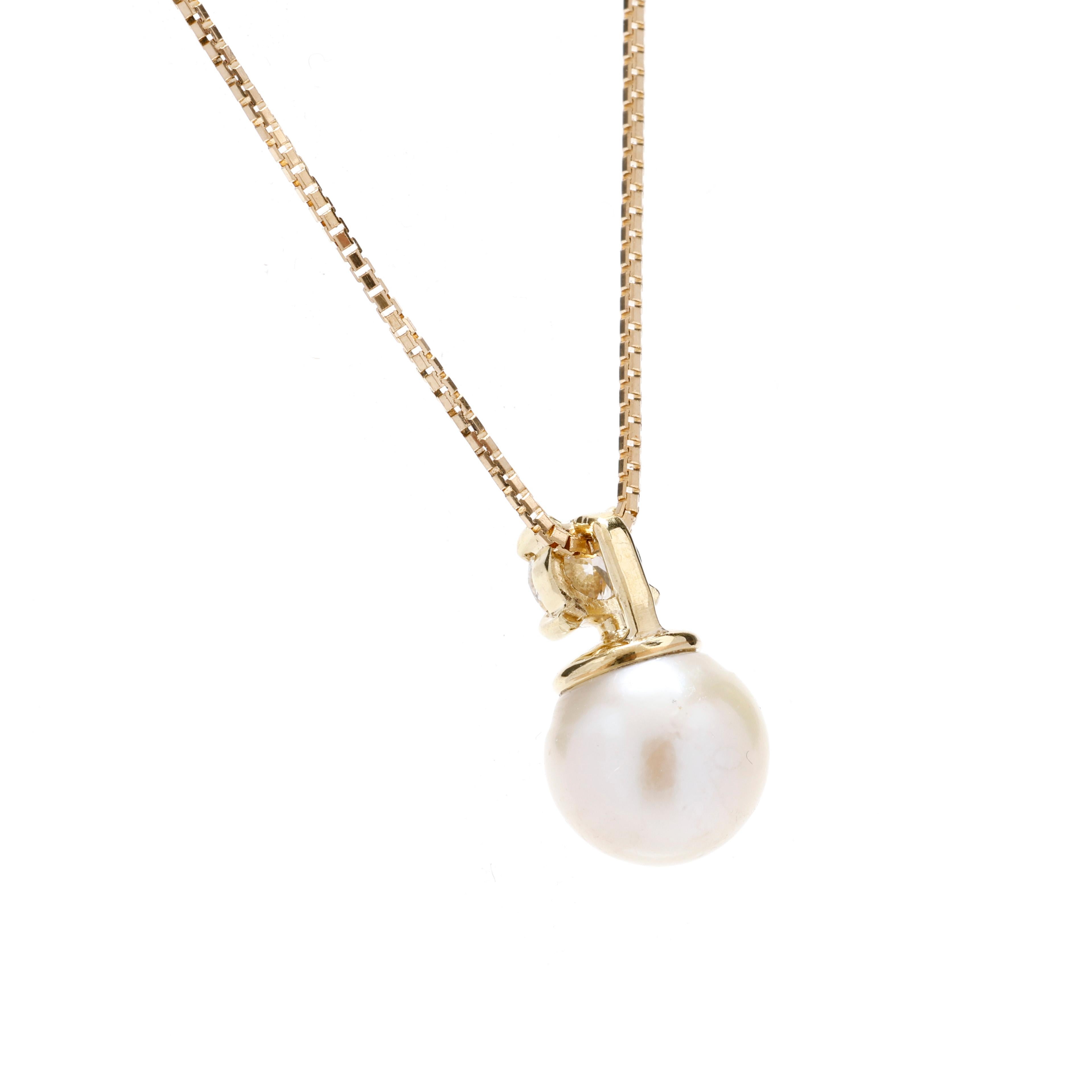 Erhöhen Sie Ihre Eleganz mit dieser exquisiten Halskette mit Diamant- und Perlenanhänger (0,15 ct). Dieses atemberaubende Collier aus luxuriösem 18-karätigem Gelbgold besteht aus einer leuchtenden Perle, die an einer zarten Kette aufgehängt ist und