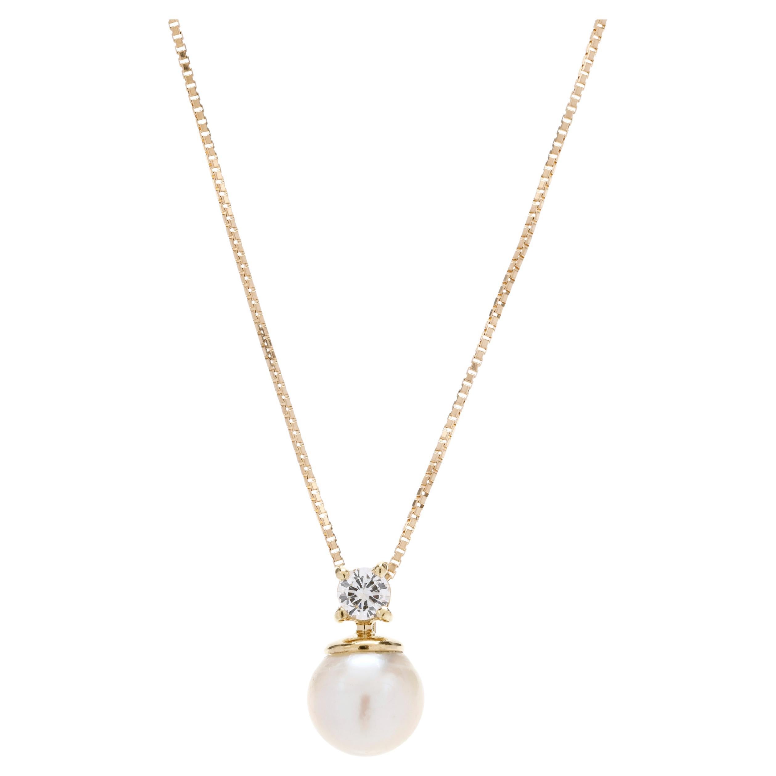 Halskette mit 0,15 Karat Diamant- und Perlen-Anhänger aus 18 Karat Gelbgold, Länge 18 Zoll
