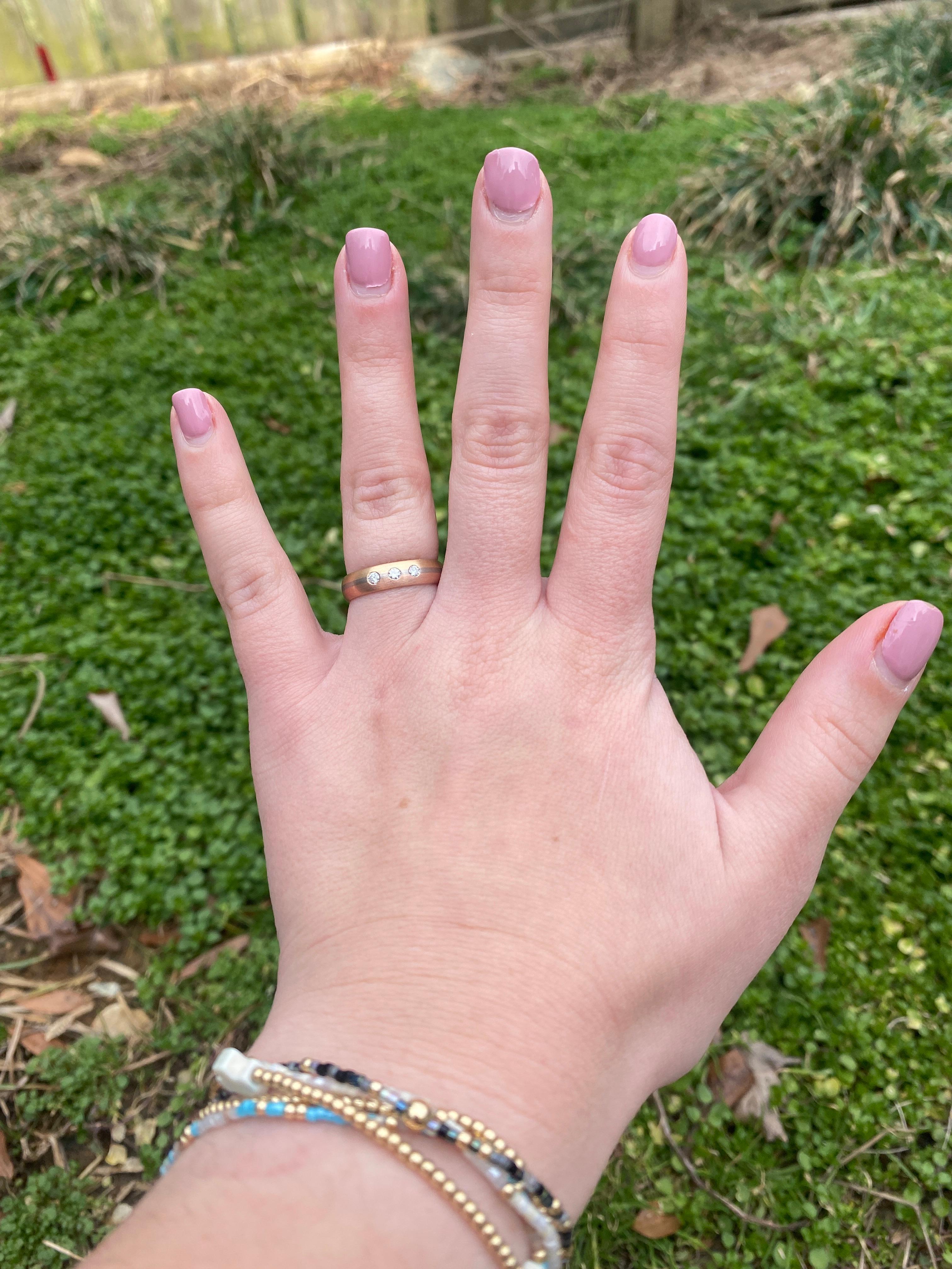 Femenino o masculino Anillo de oro con banda múltiple de diamantes de 0,15 ctw, oro de 14k, tamaño del anillo 6,75, metales rayados en venta