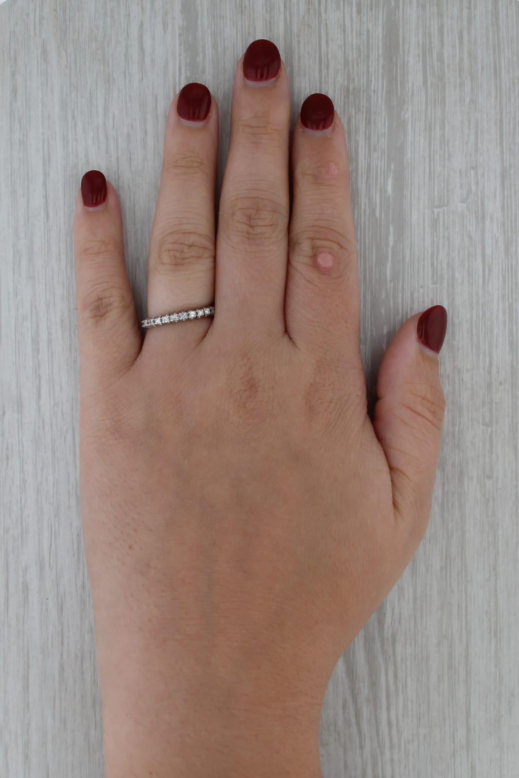 Anello impilabile con diamante da 0,15 ct. in oro bianco 18k Taglia 7 in vendita 4
