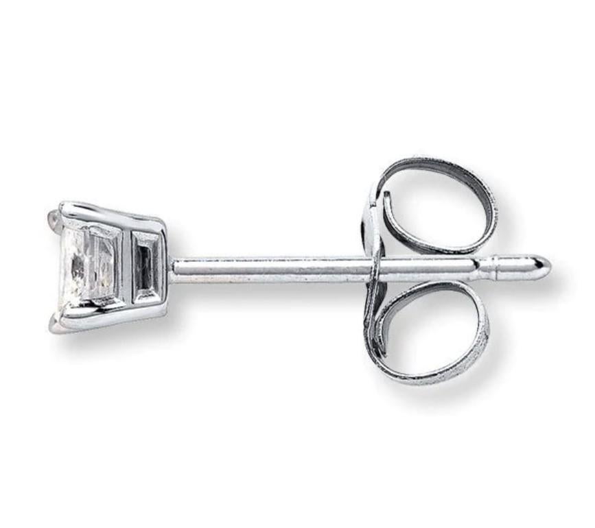 0.15ctw Natural Princess Cut Diamond Stud Earrings in 14K White Gold In New Condition For Sale In Chicago, IL