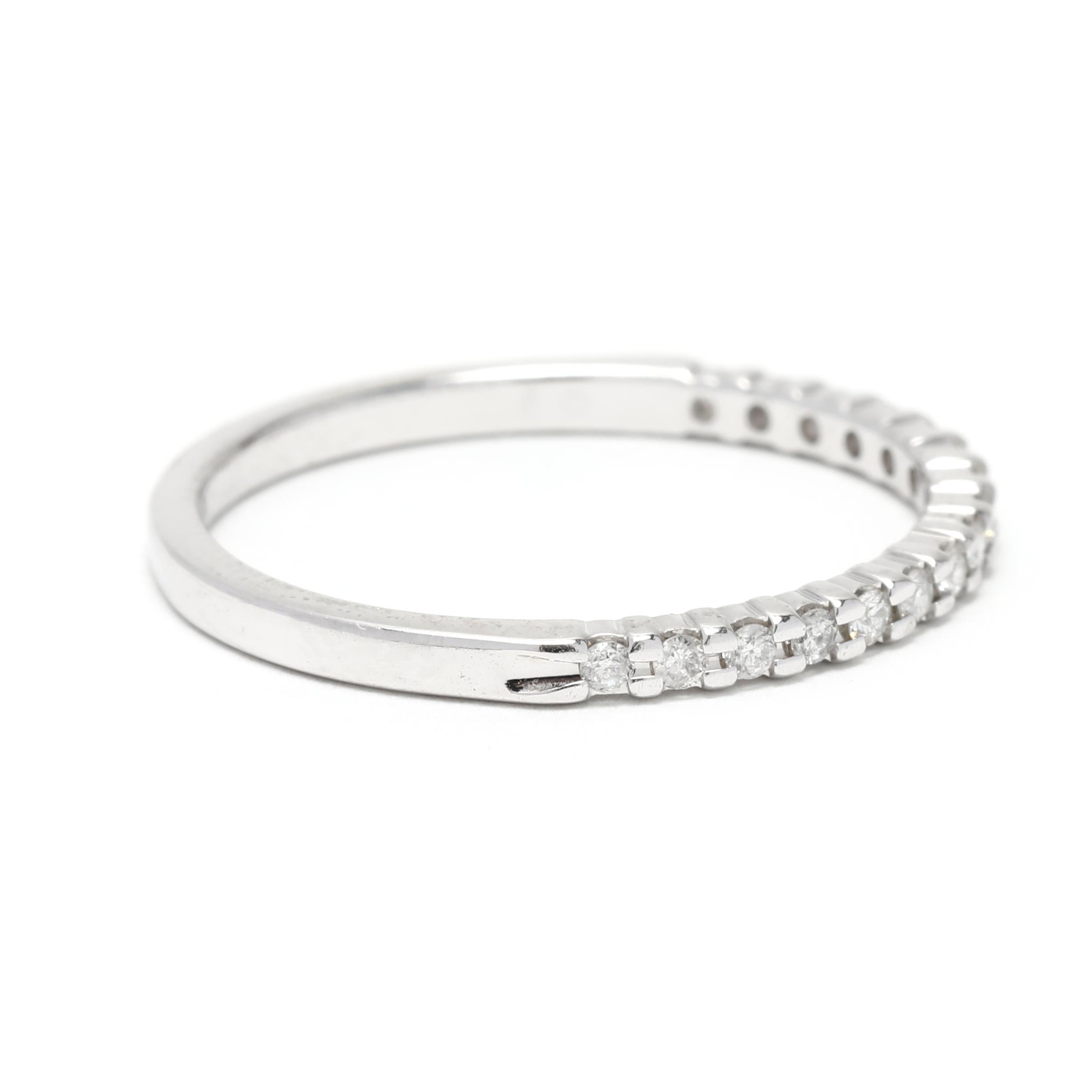 Cet anneau de mariage en diamant fin de 0,15ctw est une façon parfaite d'ajouter une touche d'éclat à votre style. Réalisée en or blanc 10 carats, cette bague présente un design empilable avec 0,15ctw de diamants ronds et brillants. Cette magnifique