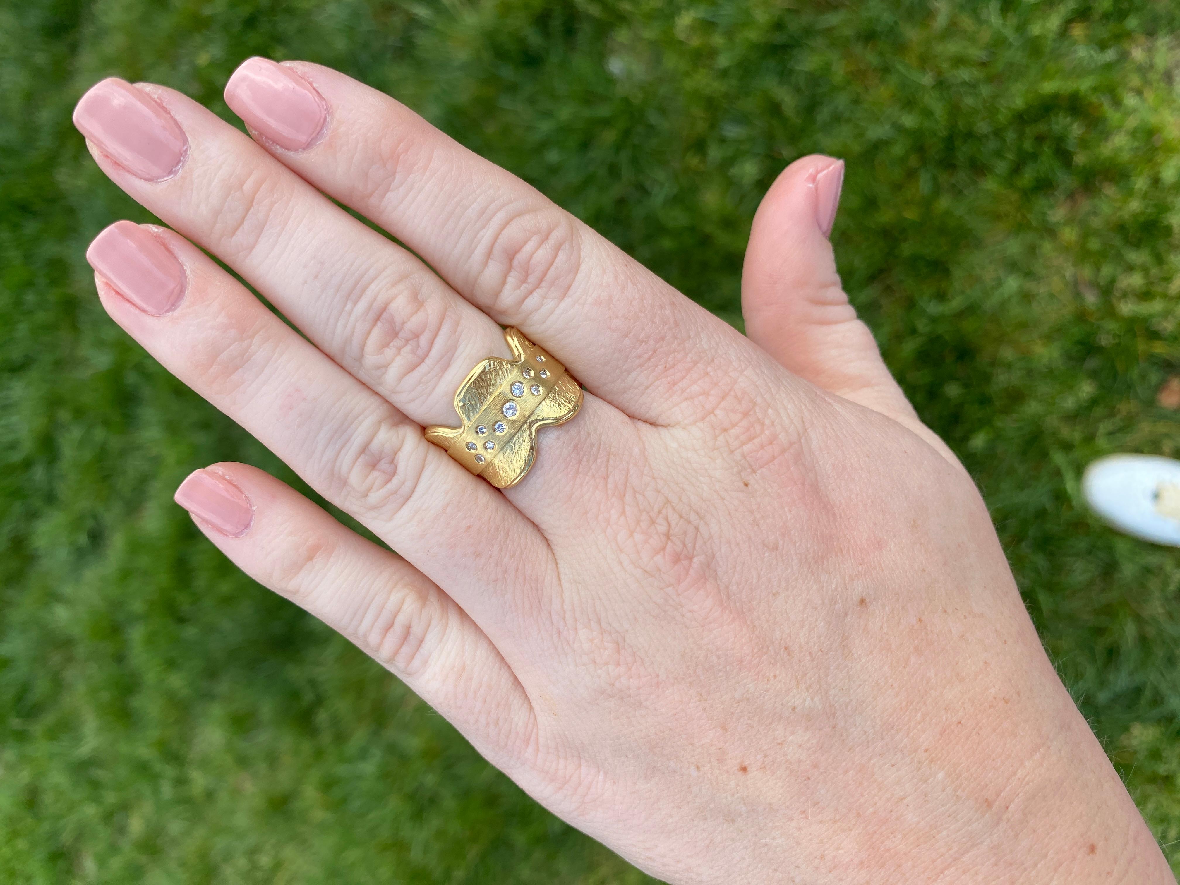 0,15 Karat breiter Diamantring mit Wellenschliff, 18 Karat Gelbgold, Ring Größe 6,5, strukturiert für Damen oder Herren